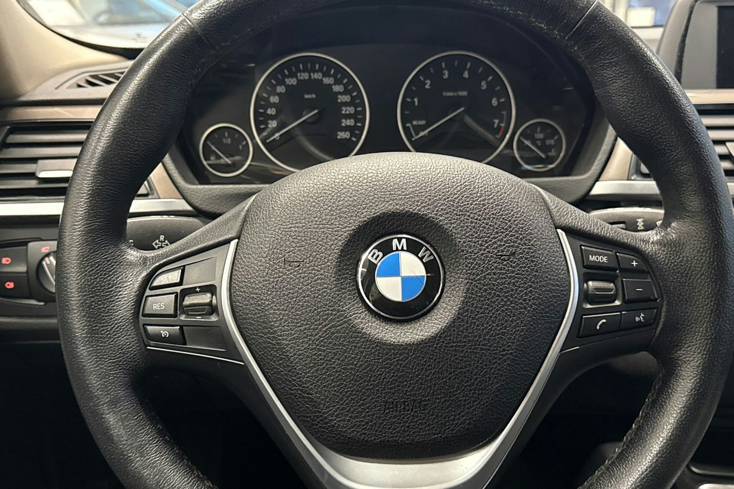 Sininen BMW 320 2014 kuva 11.