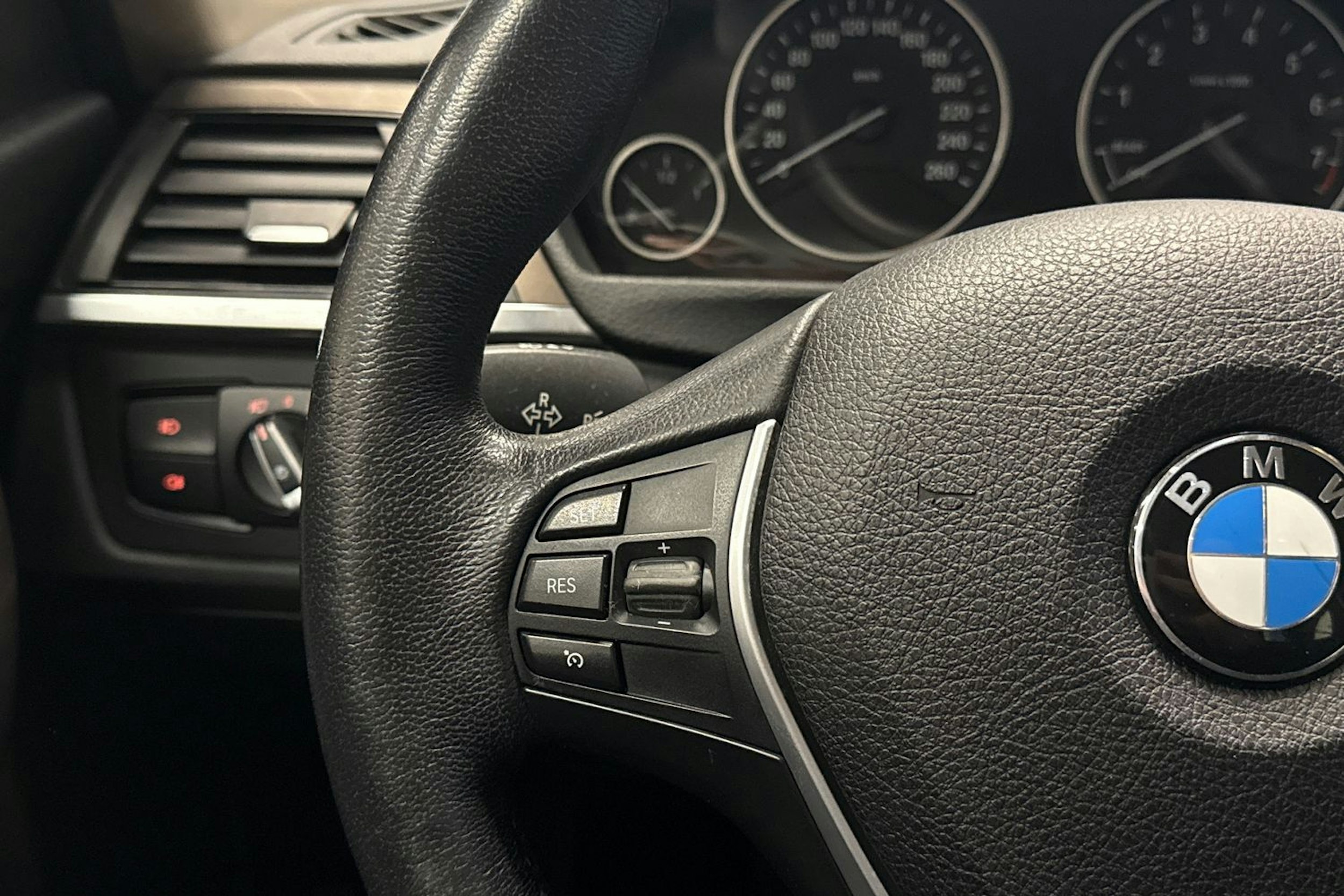 Sininen BMW 320 2014 kuva 12.