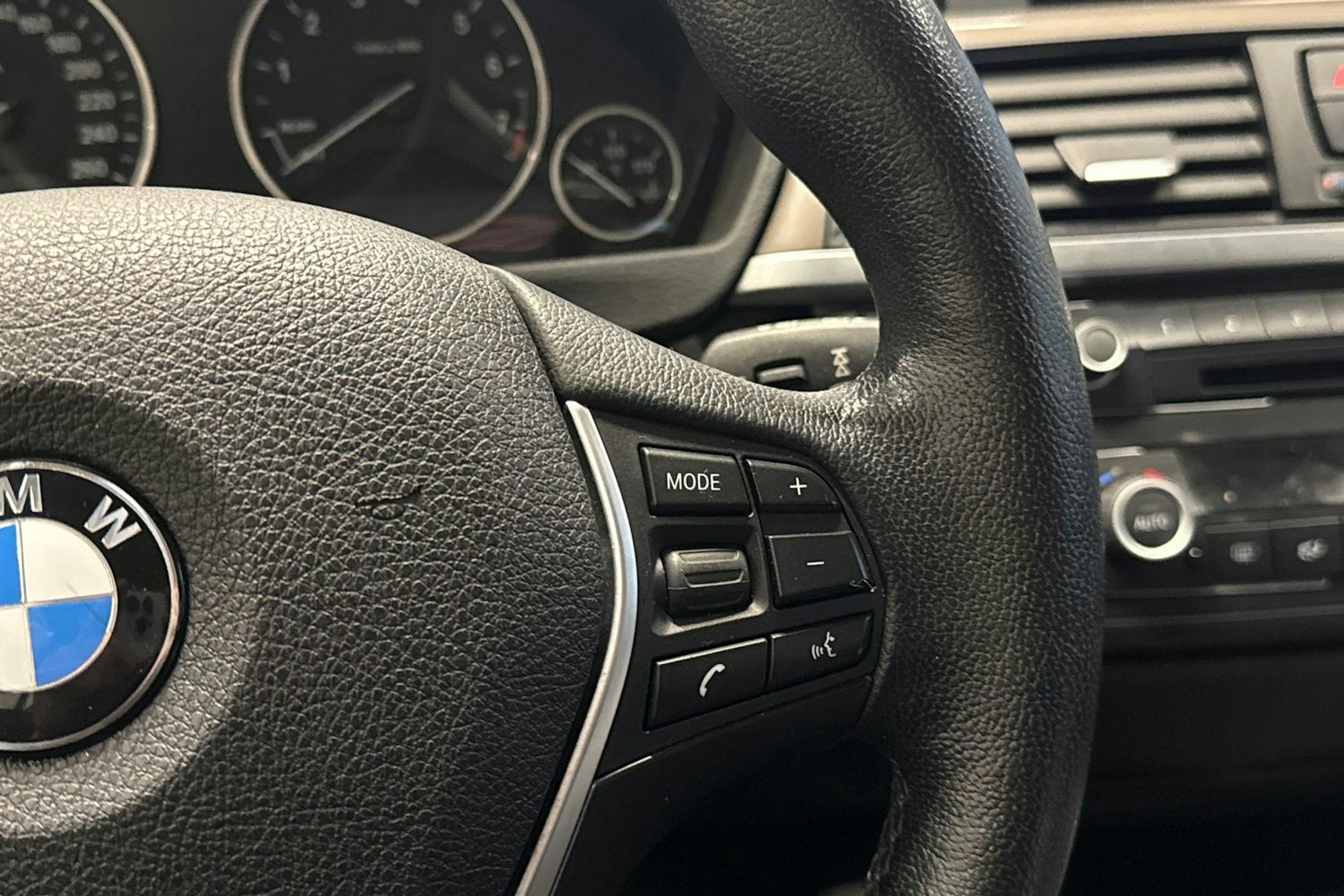 Sininen BMW 320 2014 kuva 13.