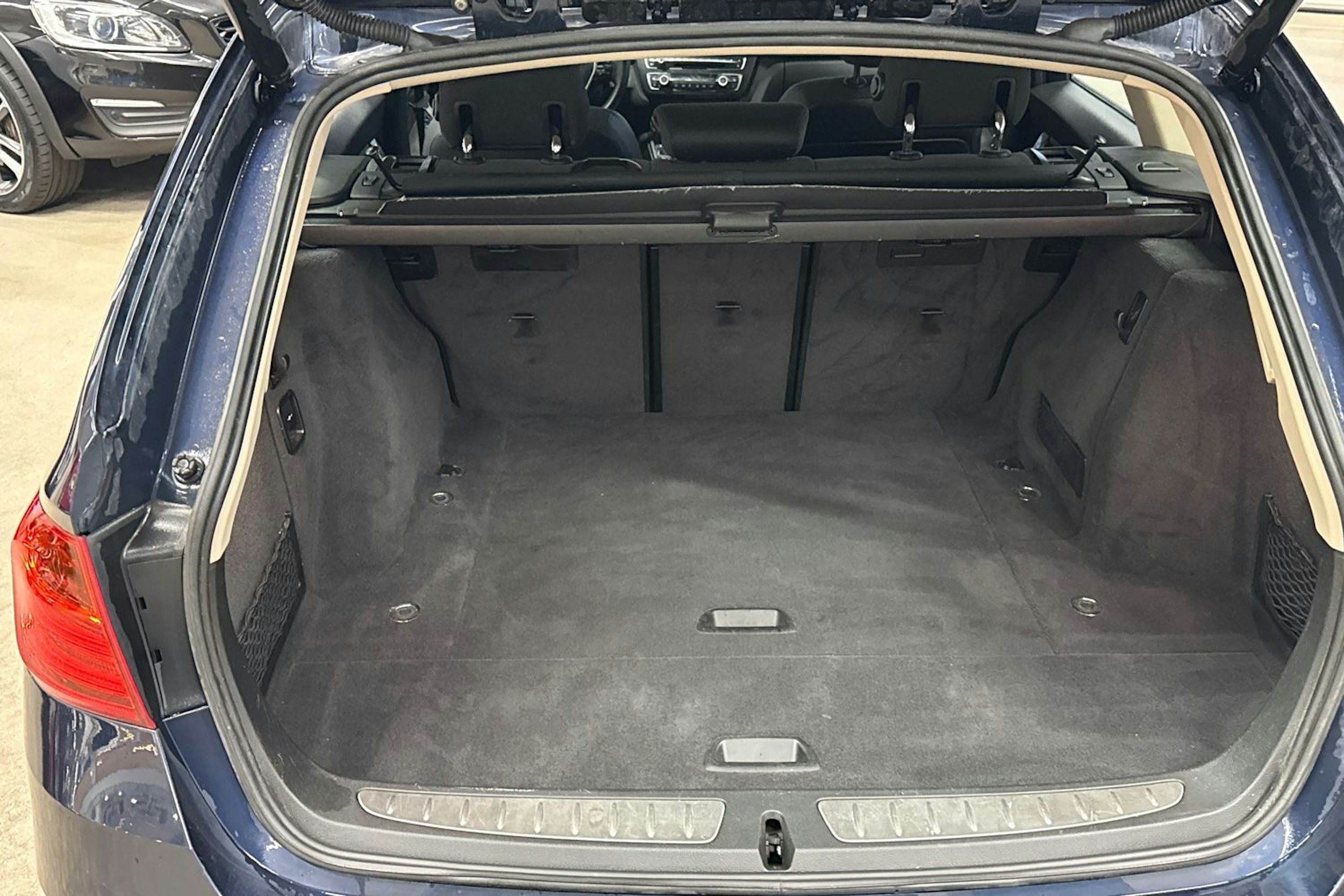 Sininen BMW 320 2014 kuva 17.