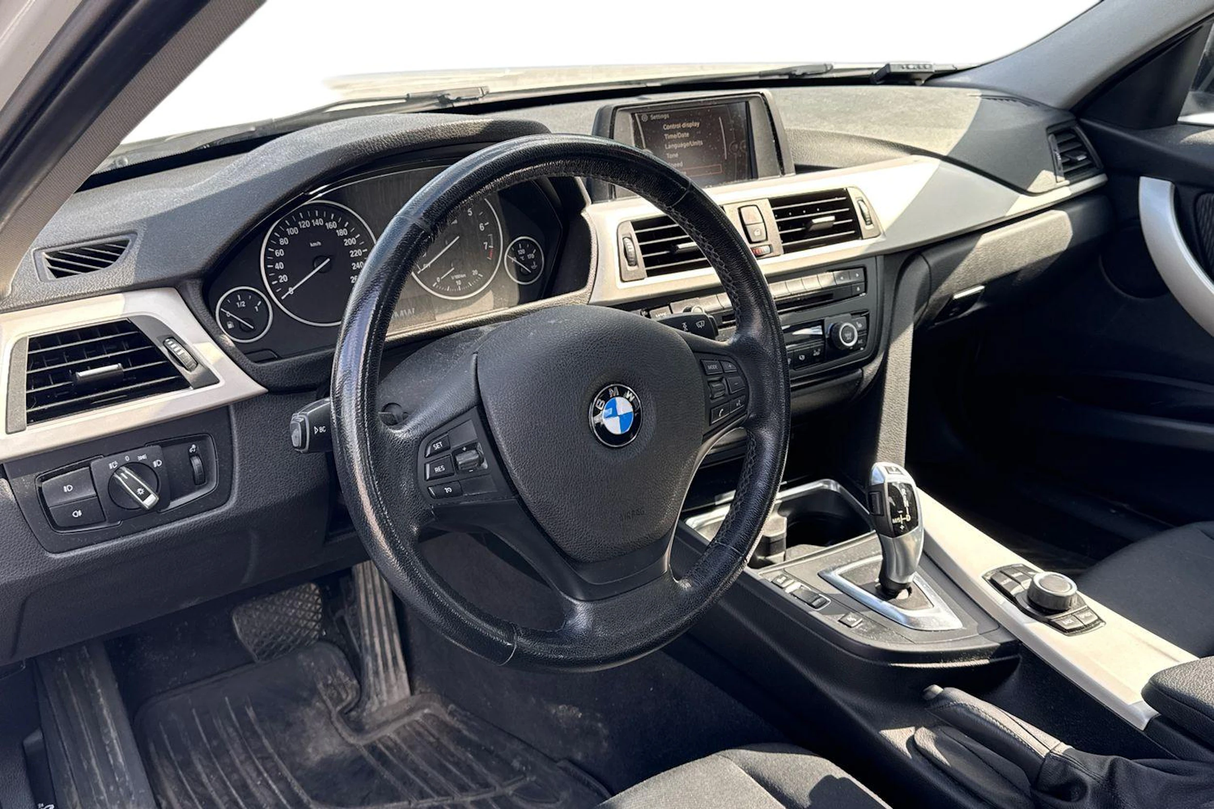 valkoinen BMW 320 2014 kuva 3.