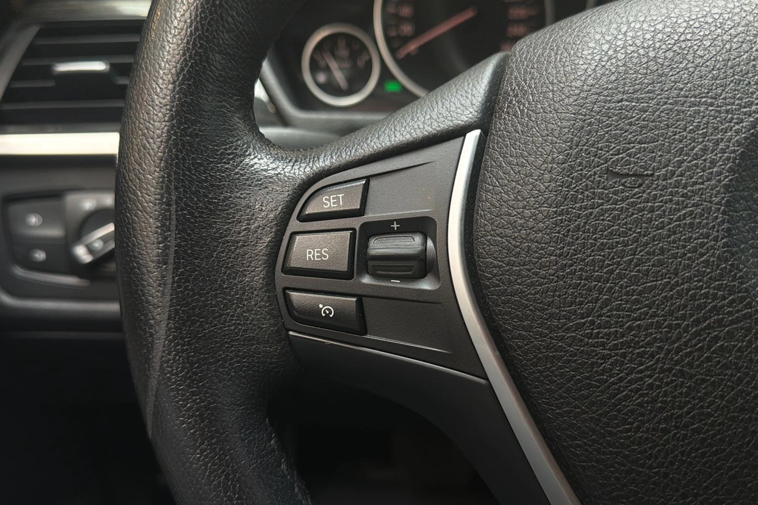 harmaa BMW 320 2014 kuva 12.