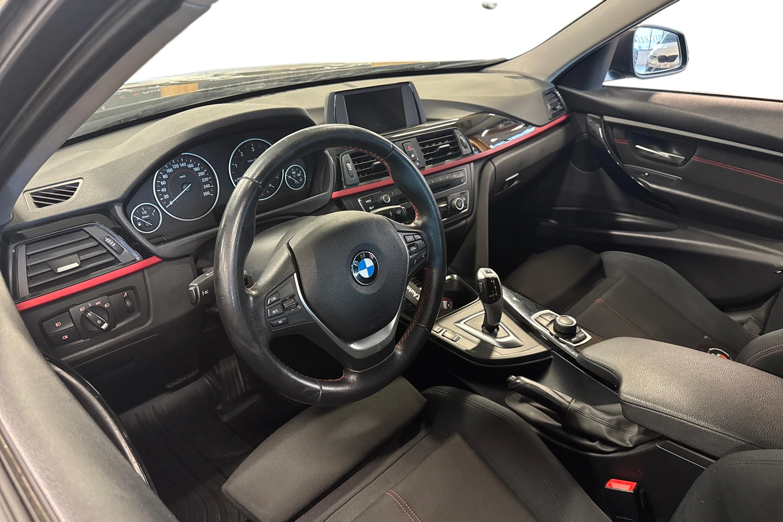 musta BMW 320 2014 kuva 3.