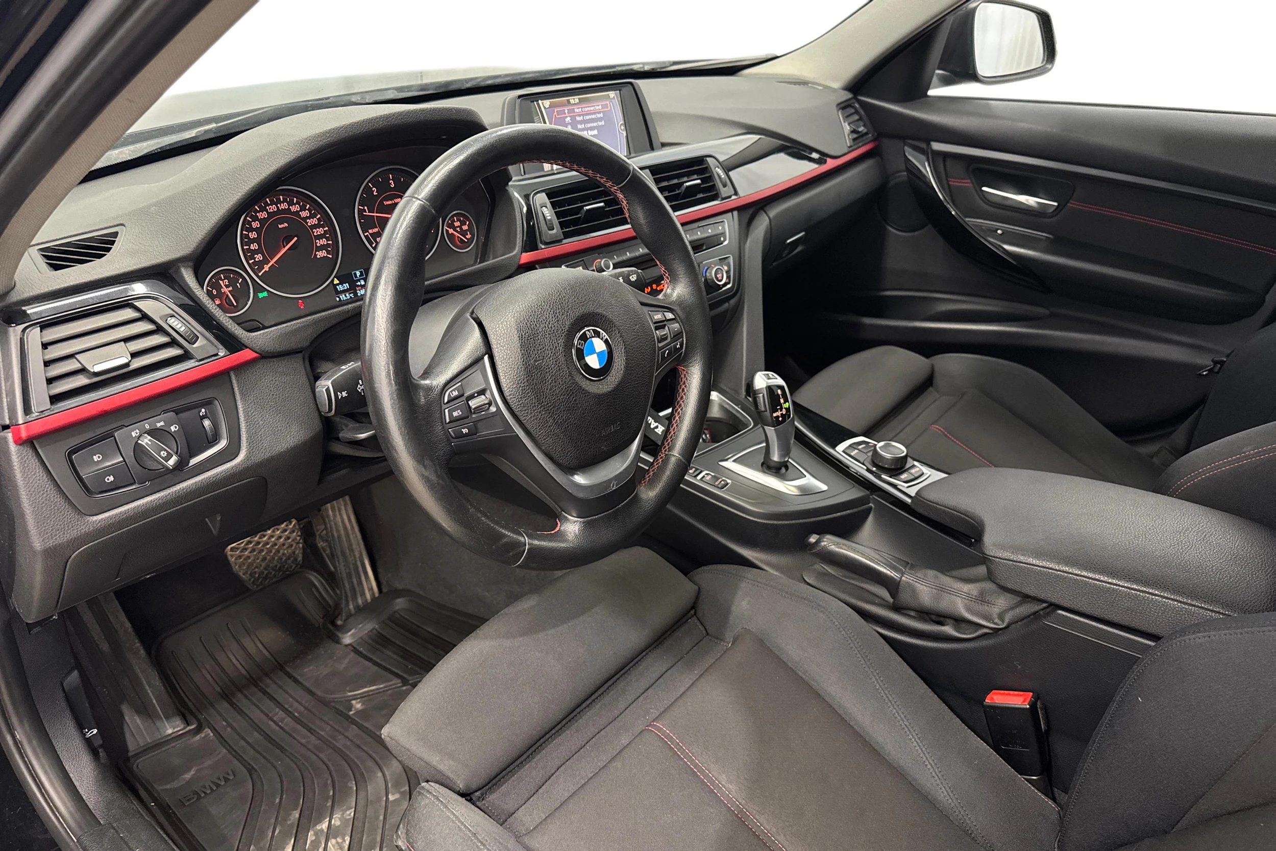 musta BMW 320 2014 kuva 6.