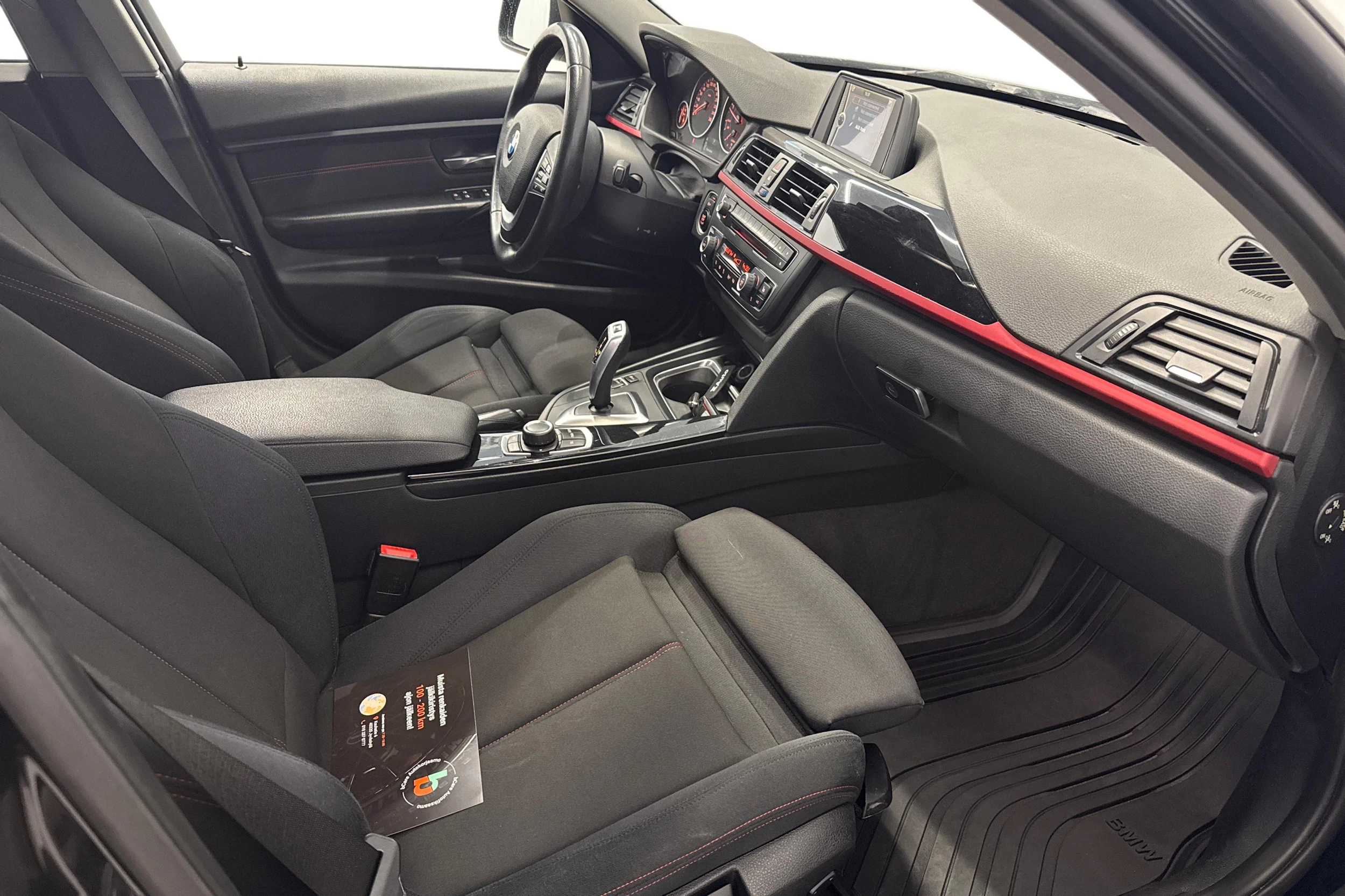 musta BMW 320 2014 kuva 7.