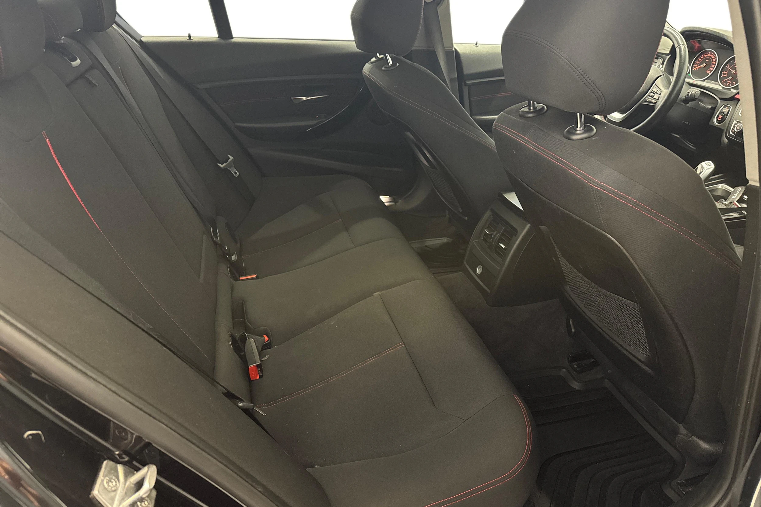 musta BMW 320 2014 kuva 8.