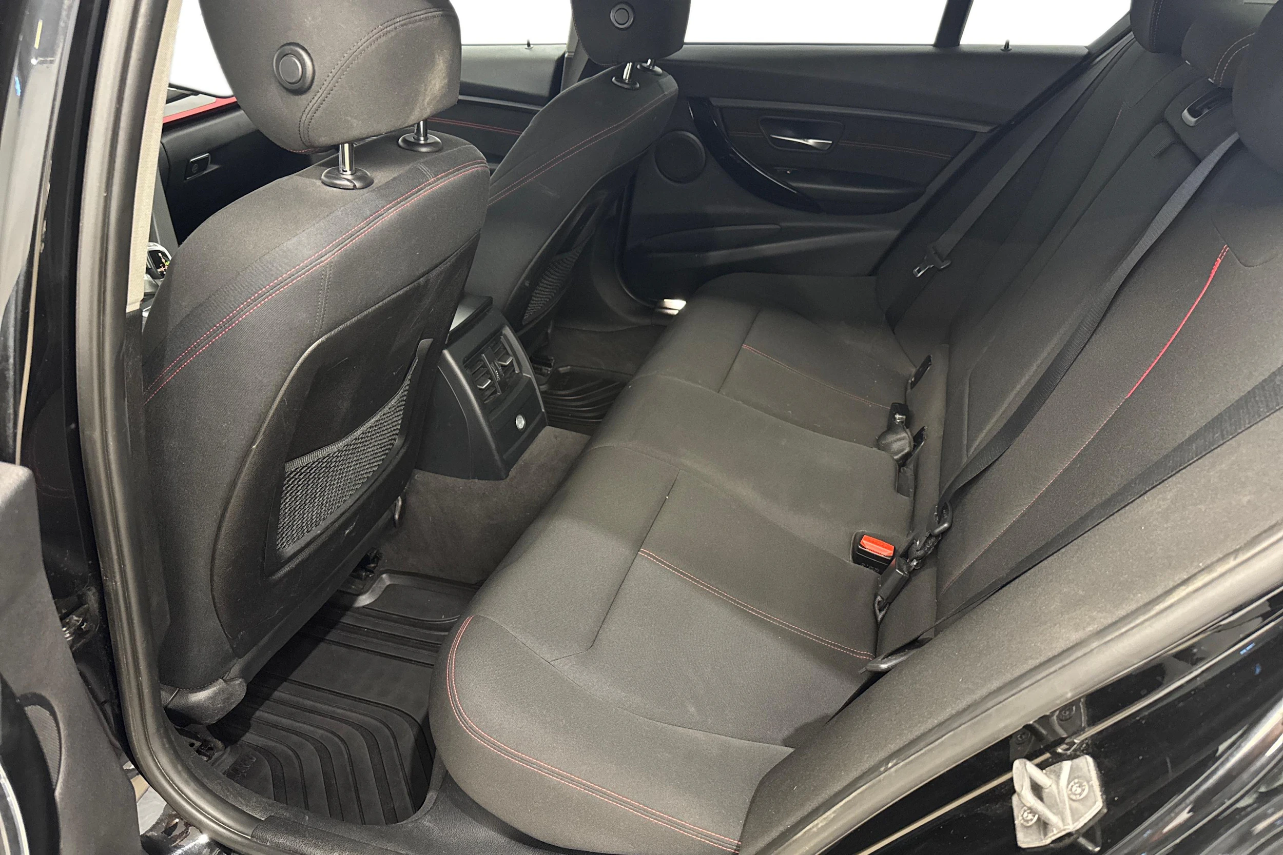 musta BMW 320 2014 kuva 9.