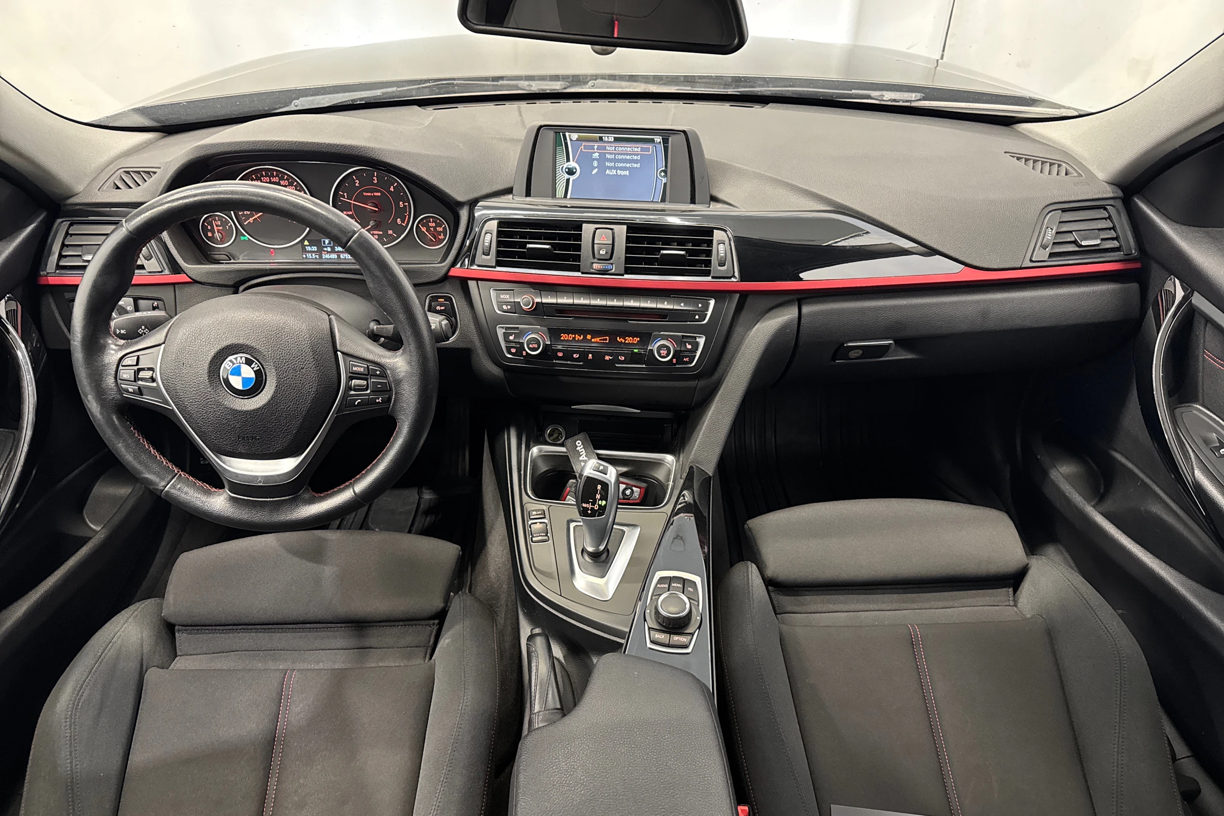 musta BMW 320 2014 kuva 12.