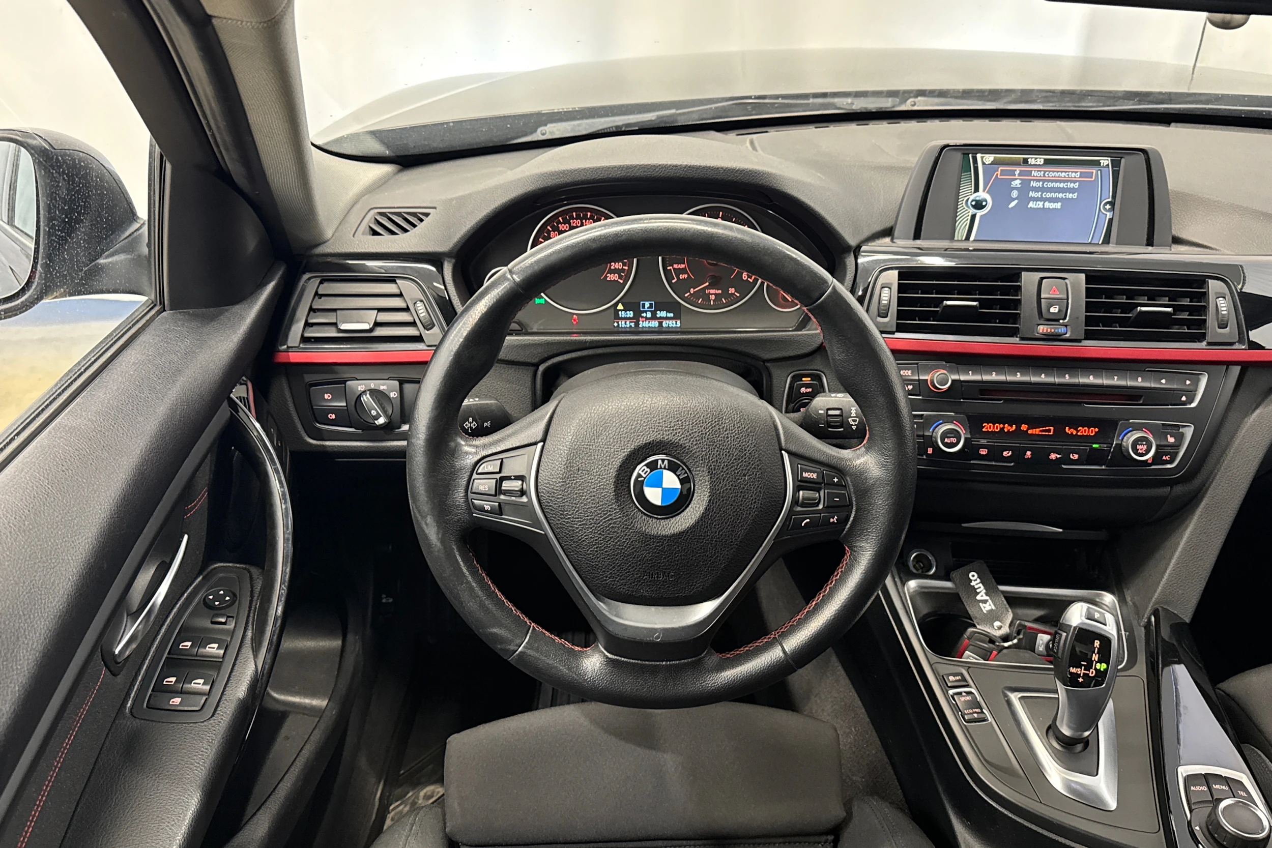 musta BMW 320 2014 kuva 13.