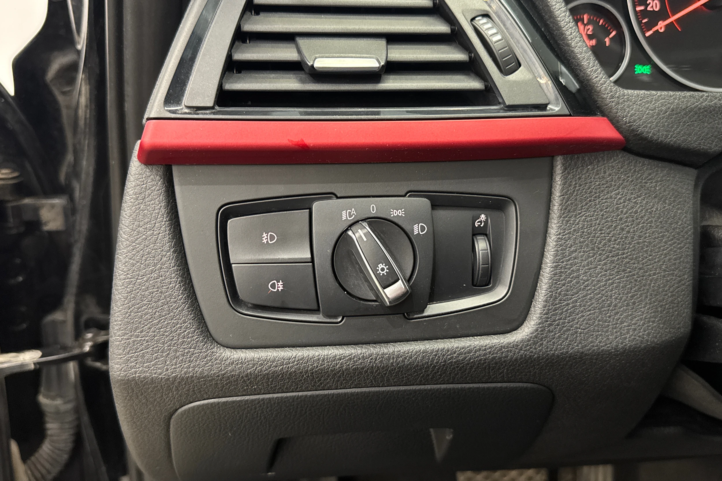 musta BMW 320 2014 kuva 15.