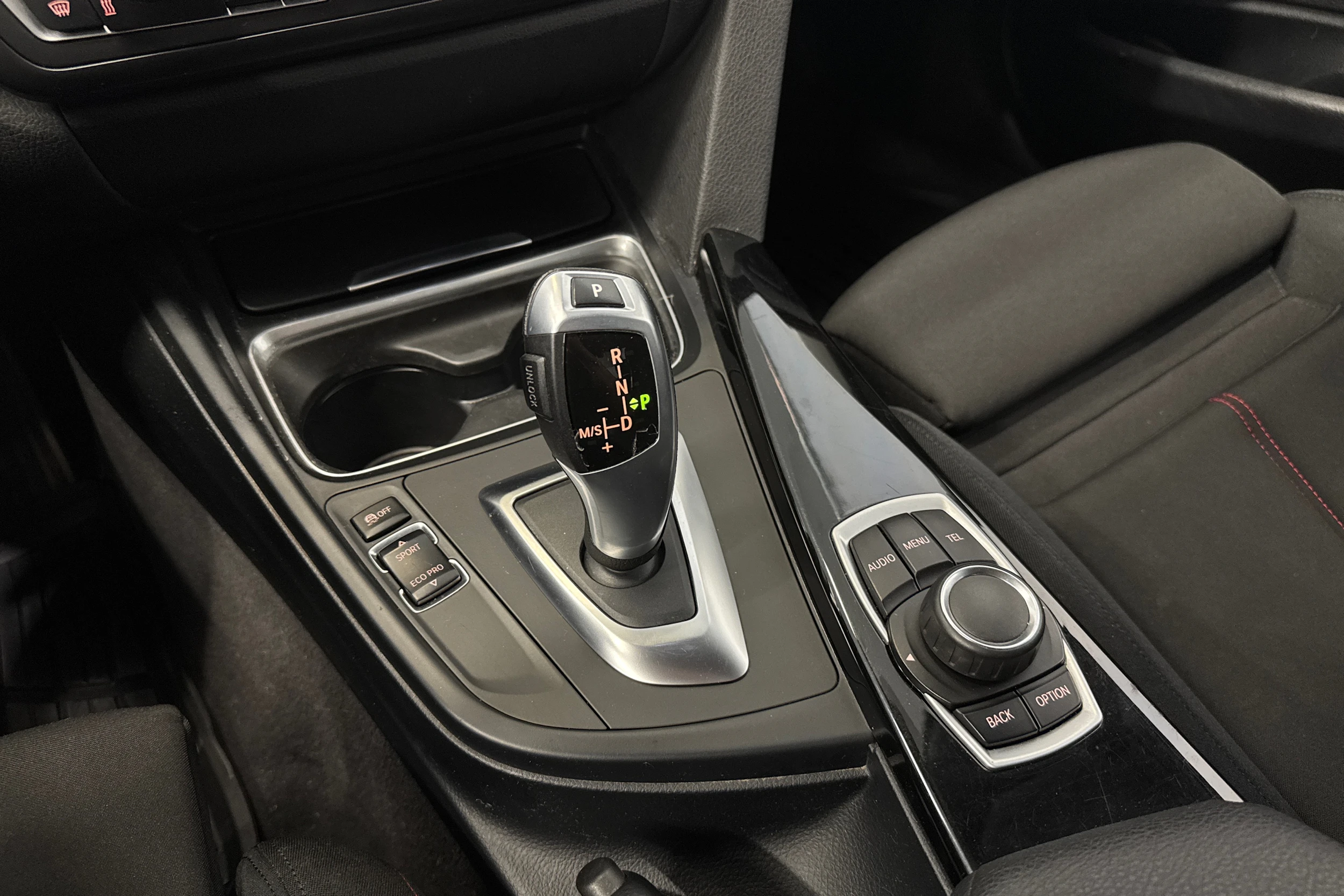 musta BMW 320 2014 kuva 16.