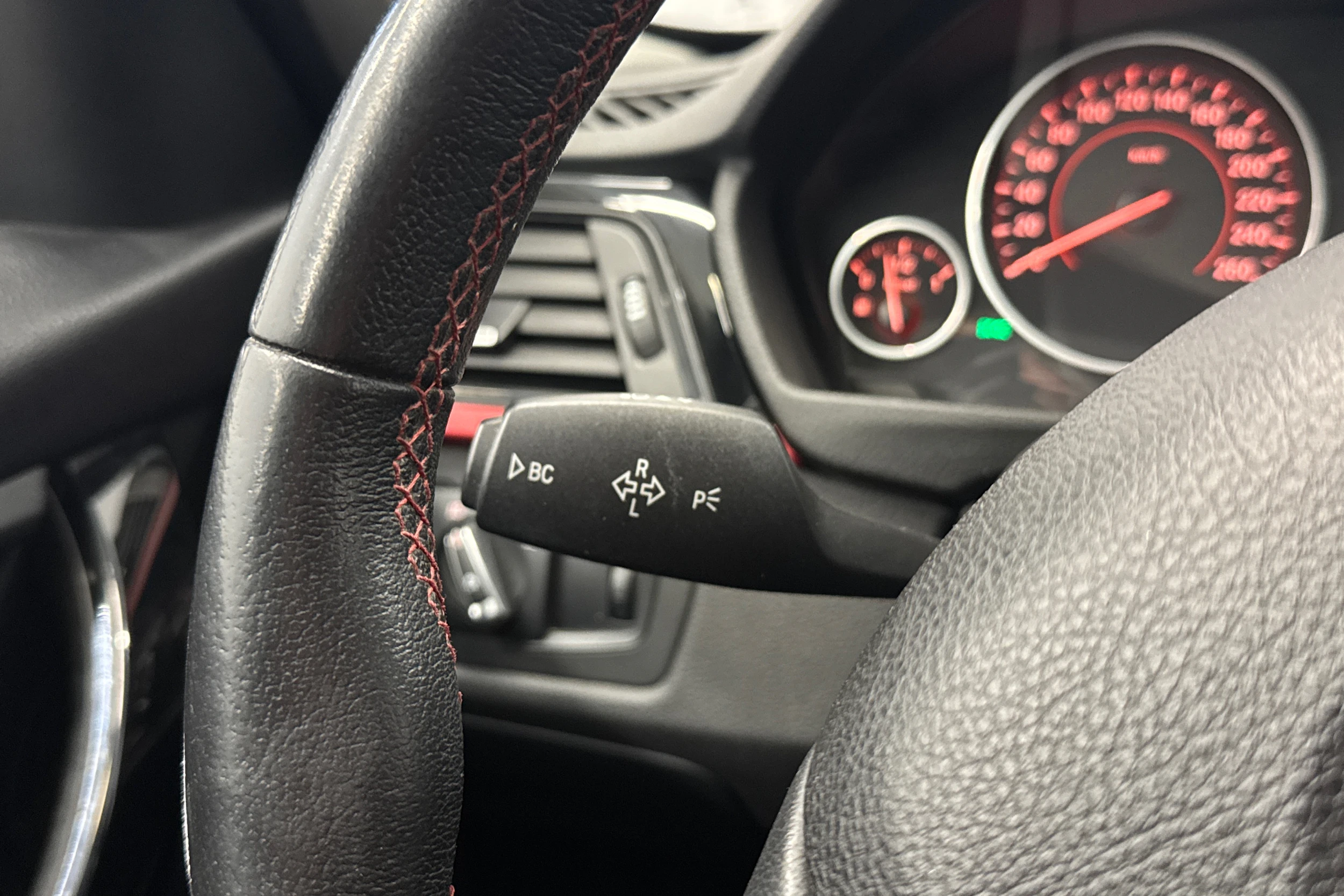 musta BMW 320 2014 kuva 22.