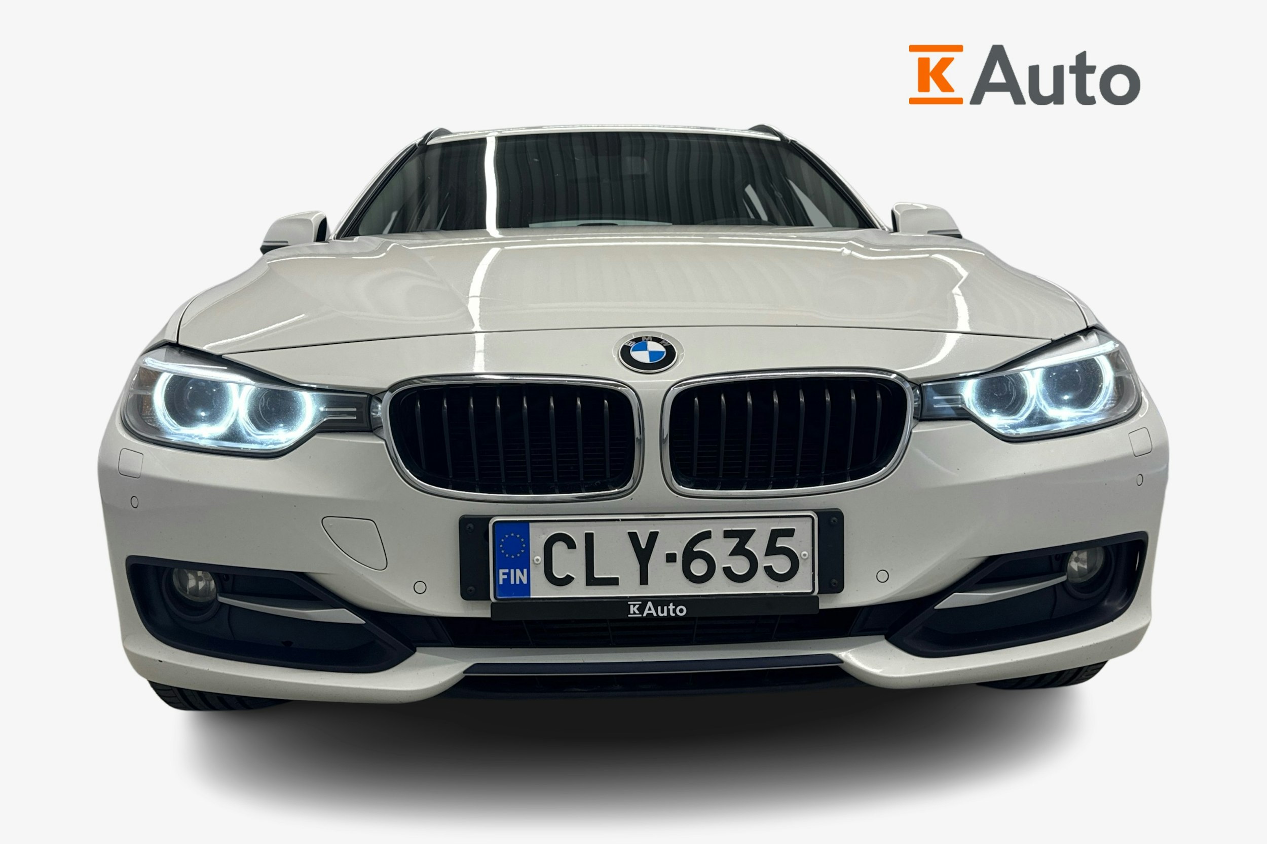 valkoinen BMW 320 2015 kuva 4.