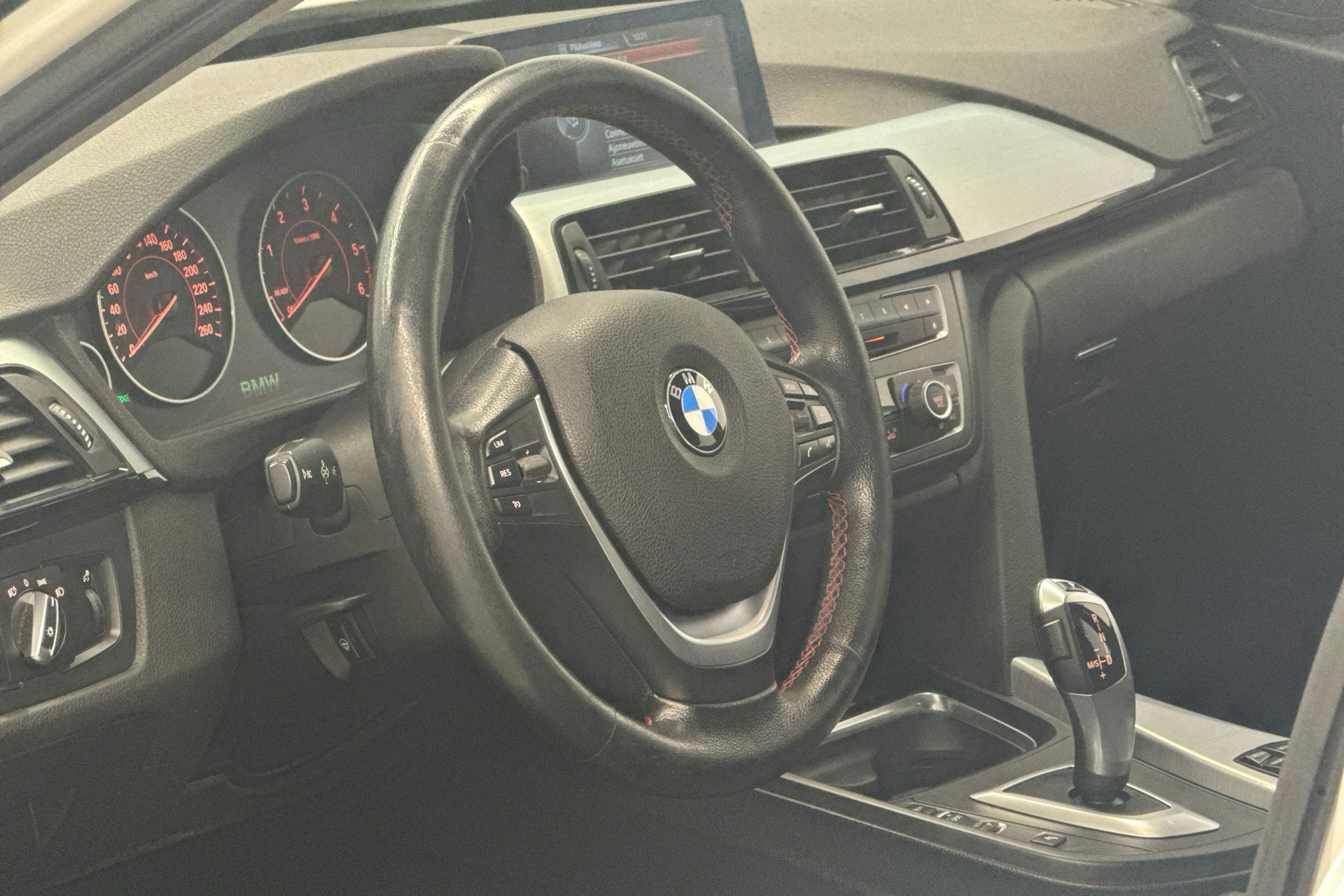 valkoinen BMW 320 2015 kuva 6.