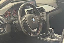 valkoinen BMW 320 2015 kuva 6.