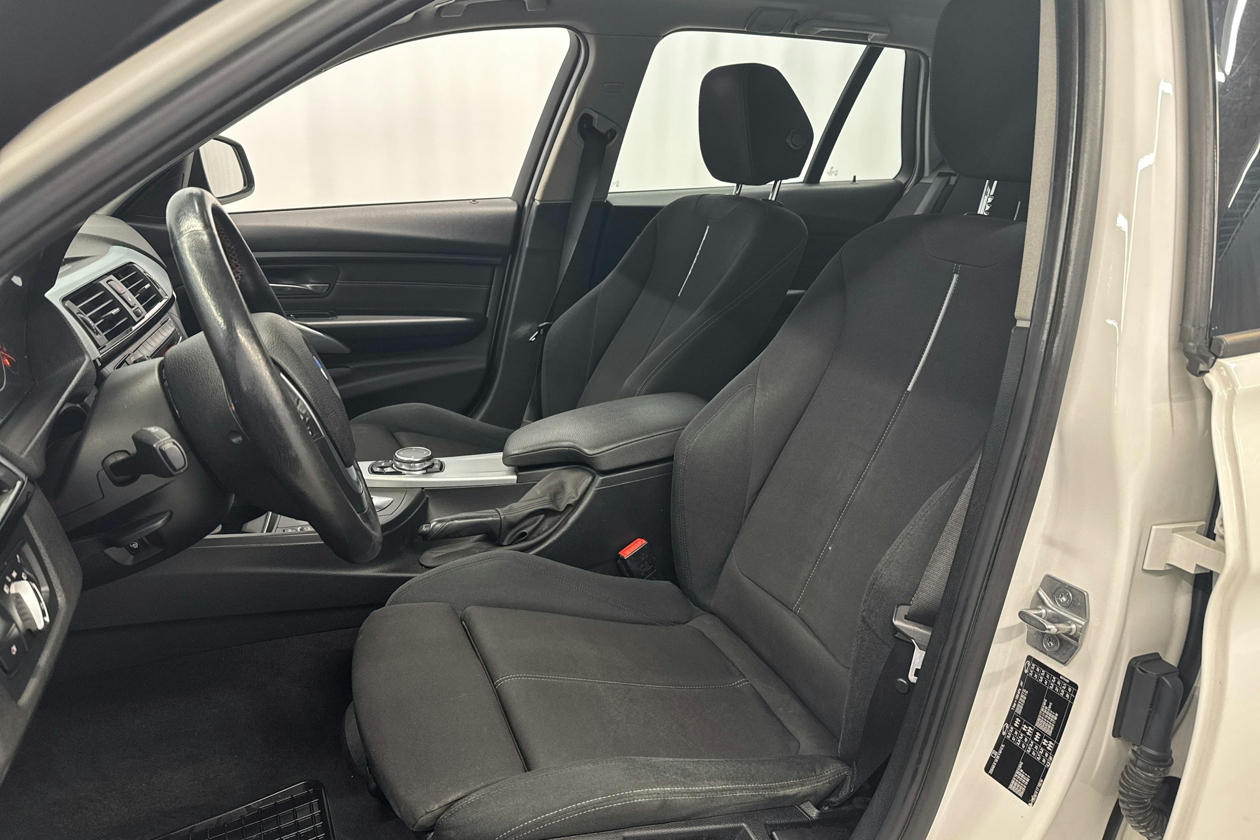 valkoinen BMW 320 2015 kuva 7.