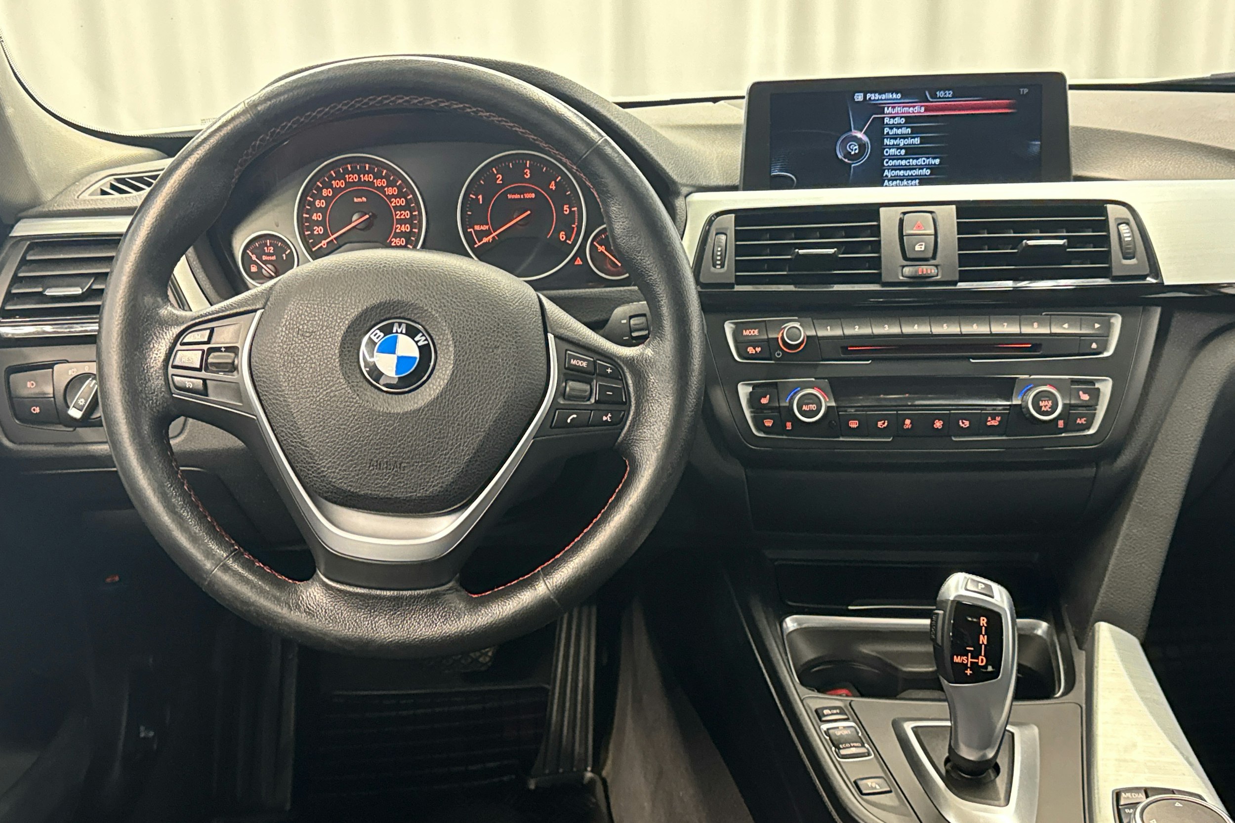 valkoinen BMW 320 2015 kuva 8.
