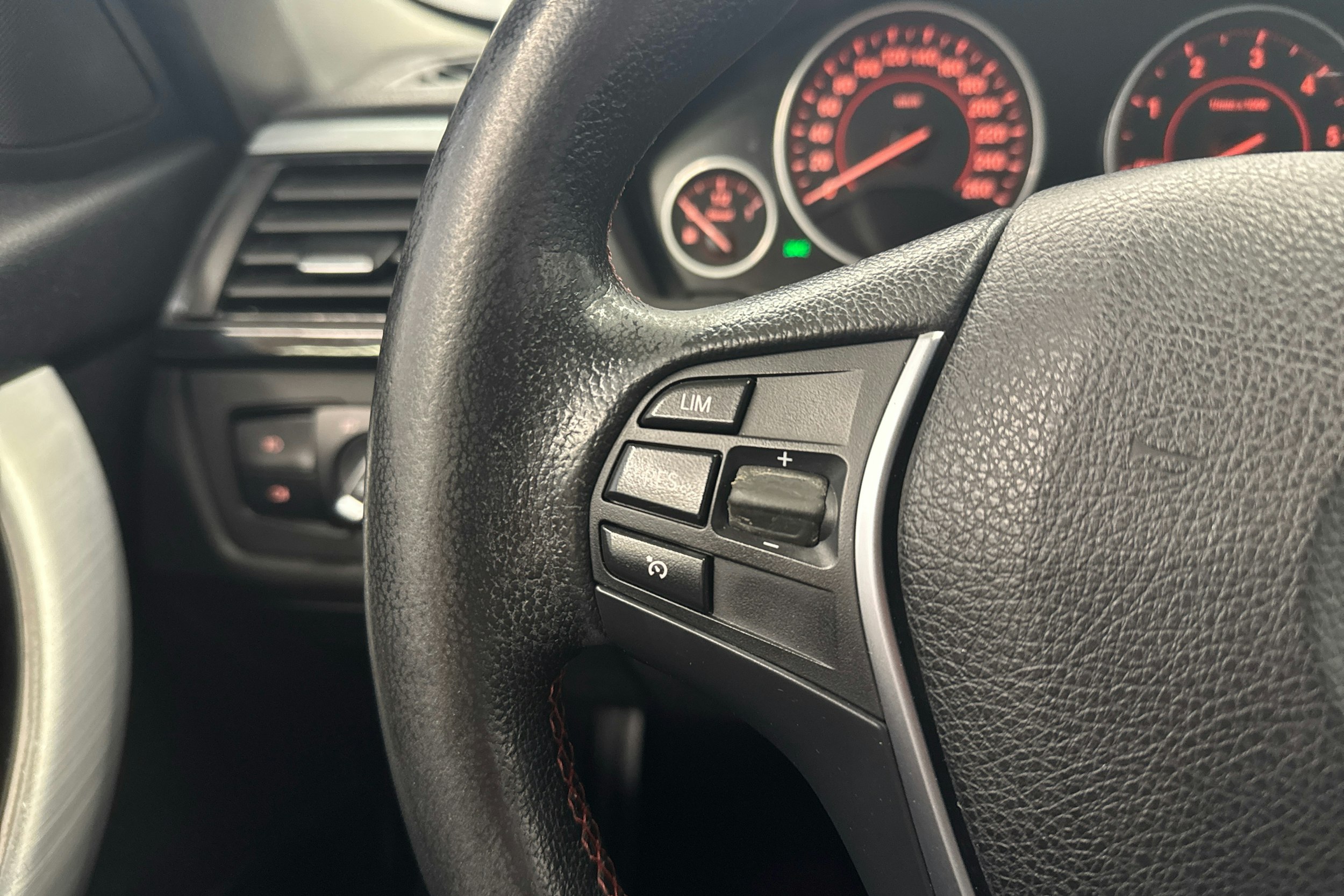 valkoinen BMW 320 2015 kuva 11.