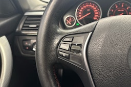 valkoinen BMW 320 2015 kuva 11.