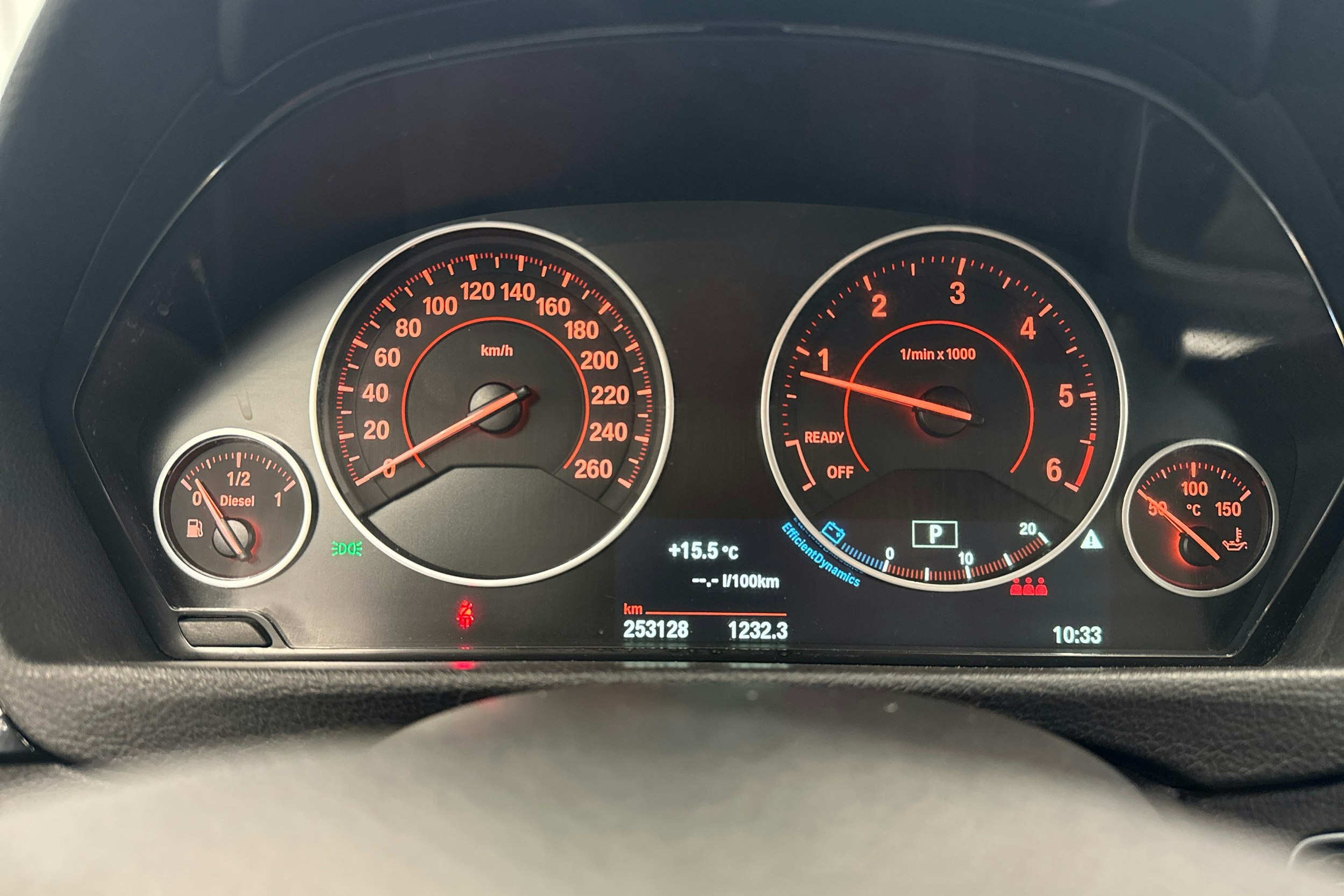 valkoinen BMW 320 2015 kuva 13.
