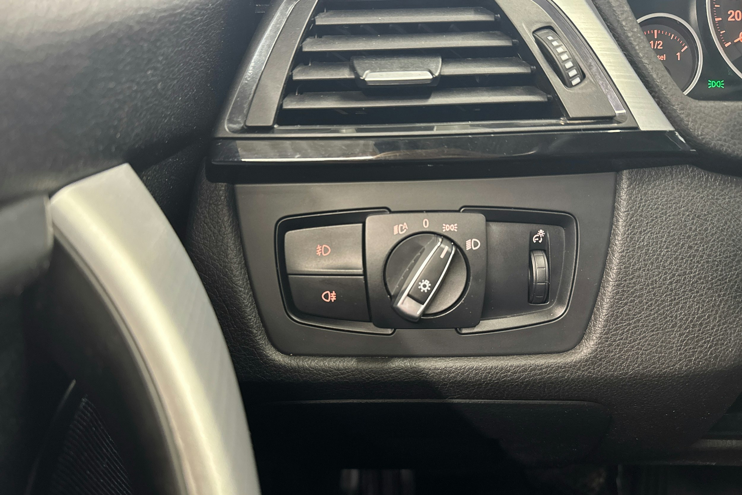 valkoinen BMW 320 2015 kuva 19.