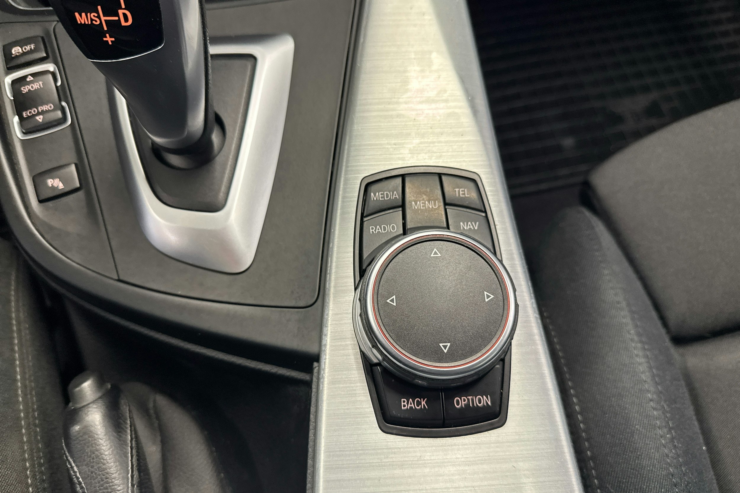 valkoinen BMW 320 2015 kuva 21.