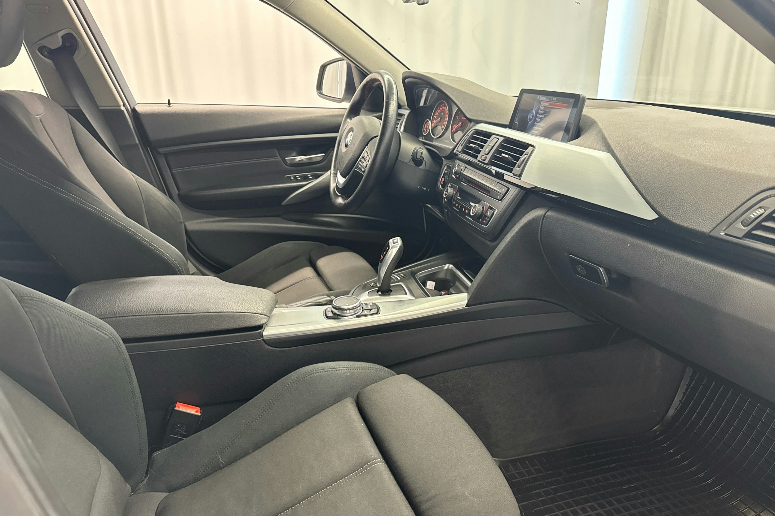 valkoinen BMW 320 2015 kuva 22.