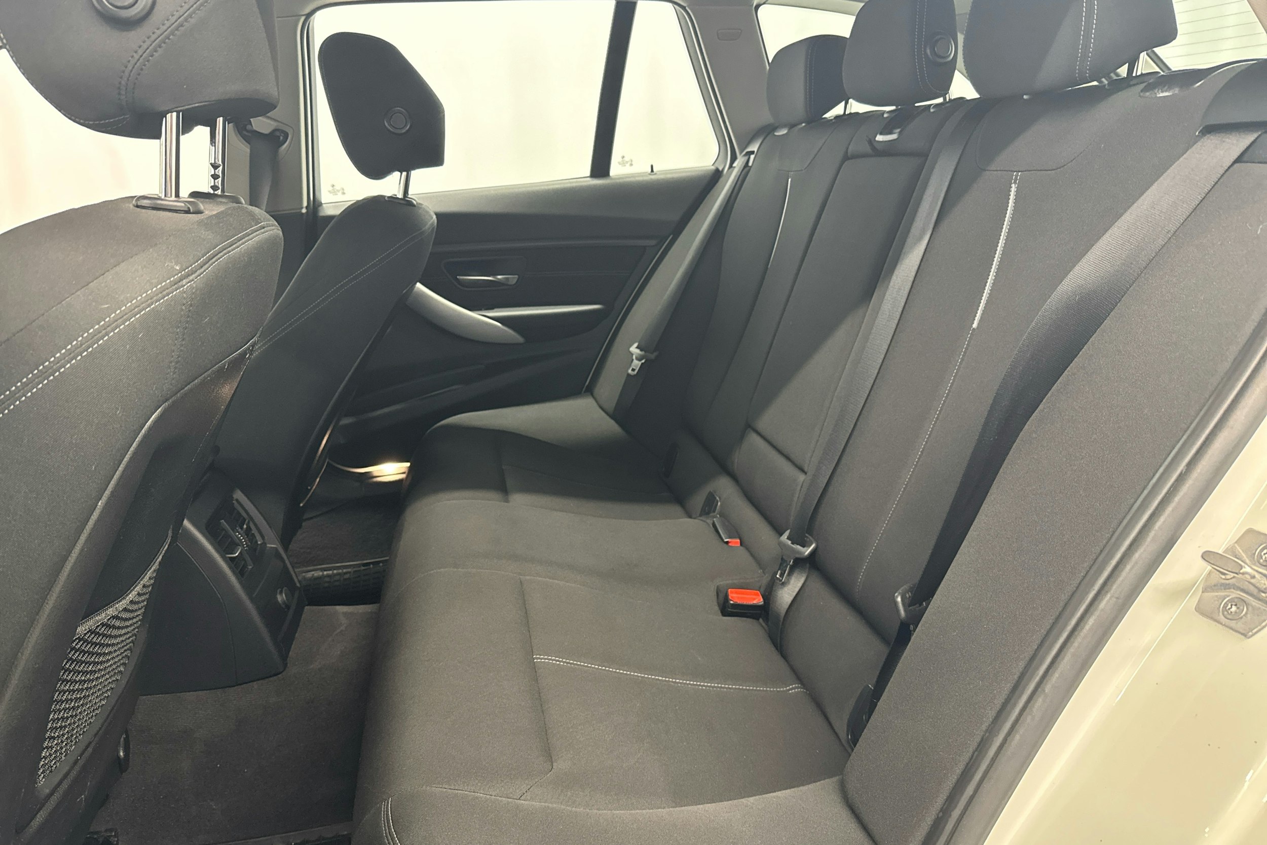 valkoinen BMW 320 2015 kuva 23.
