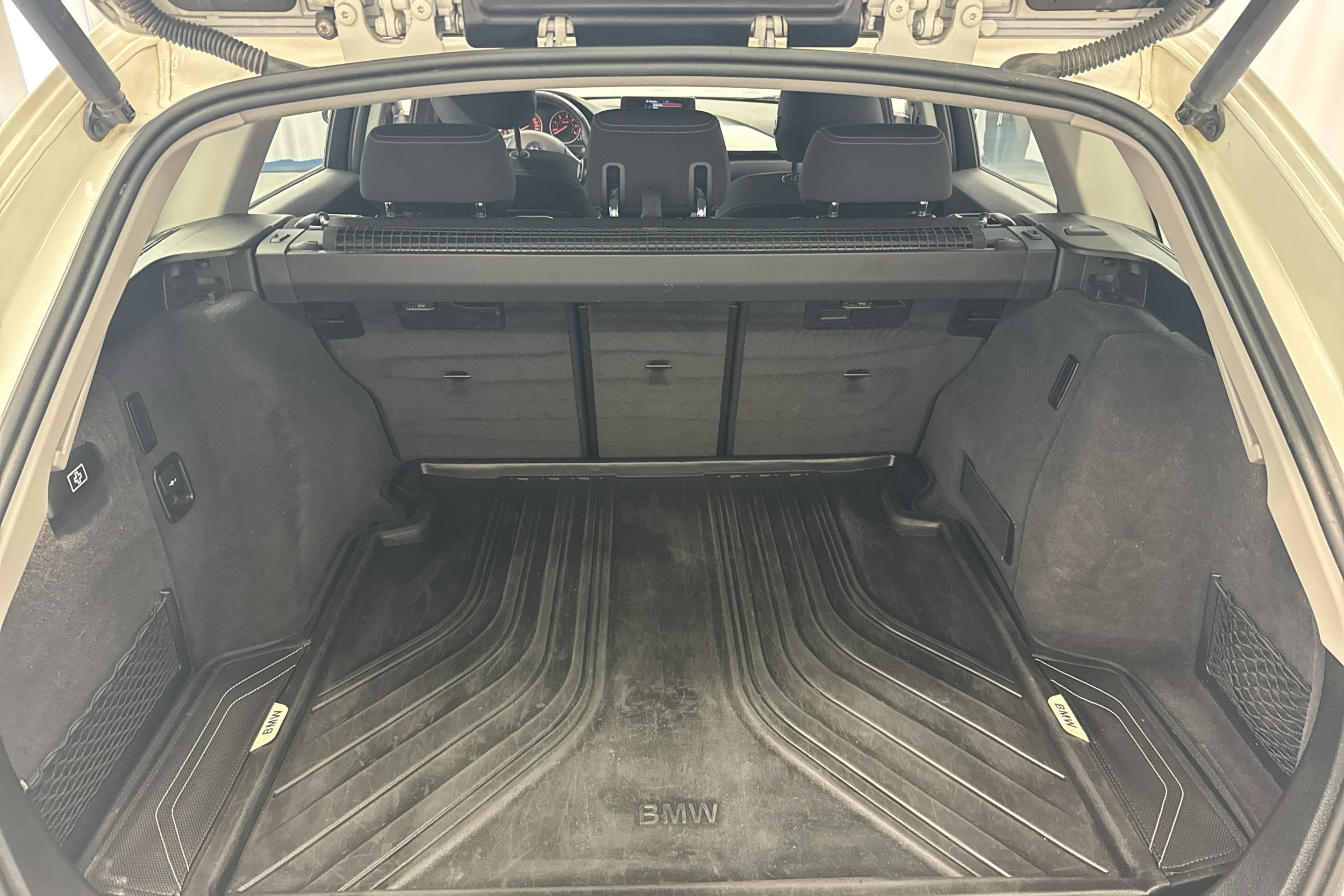 valkoinen BMW 320 2015 kuva 24.