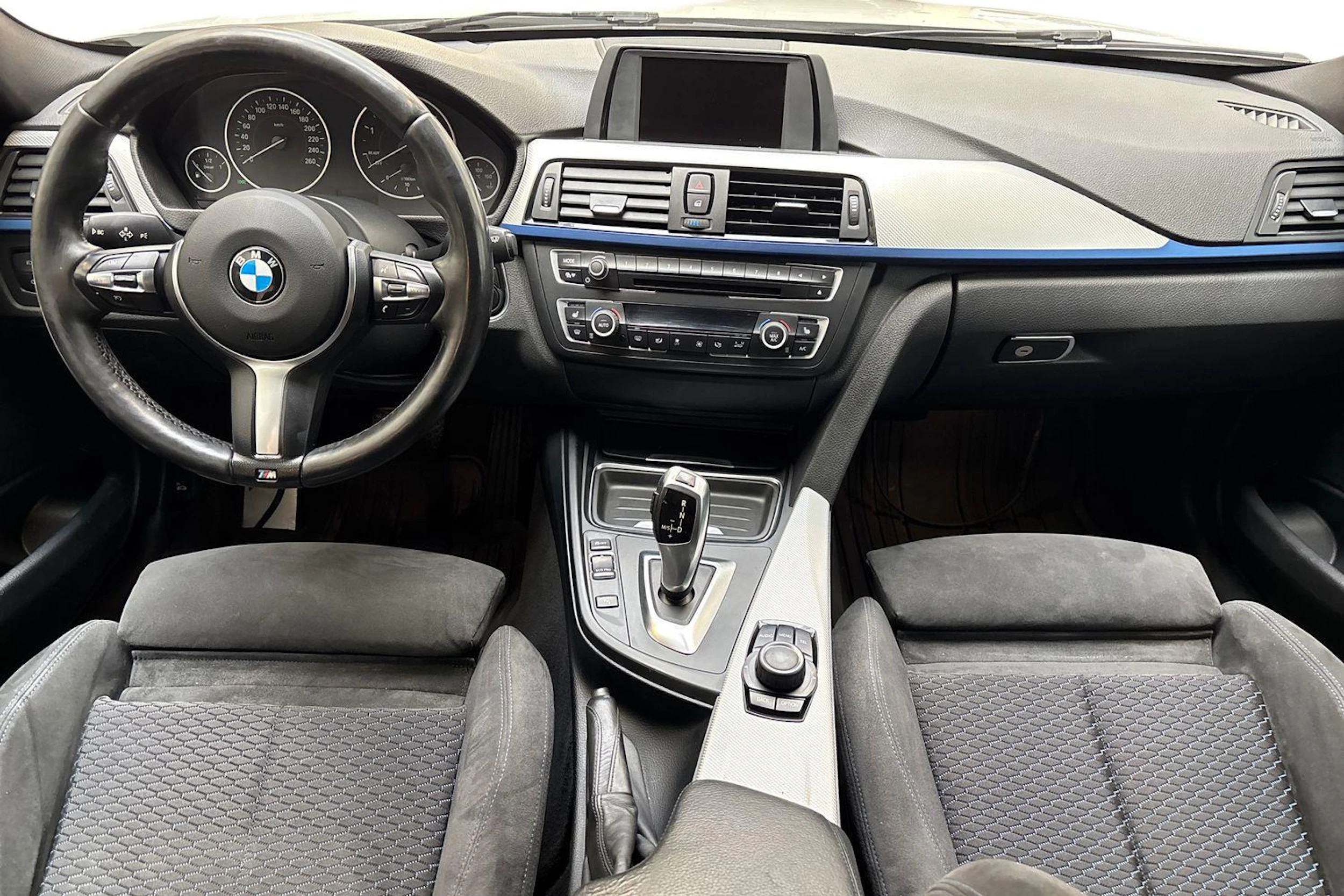 valkoinen BMW 320 2015 kuva 9.