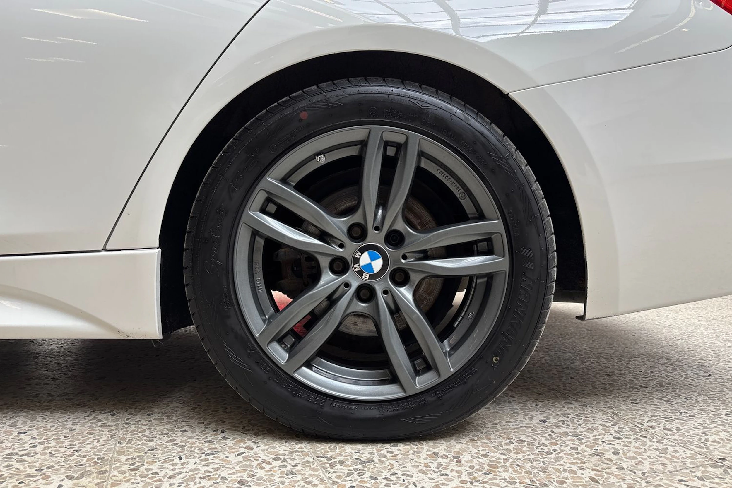 valkoinen BMW 320 2015 kuva 13.