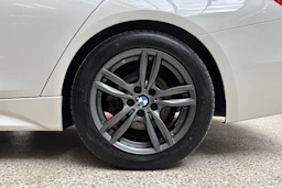 valkoinen BMW 320 2015 kuva 13.