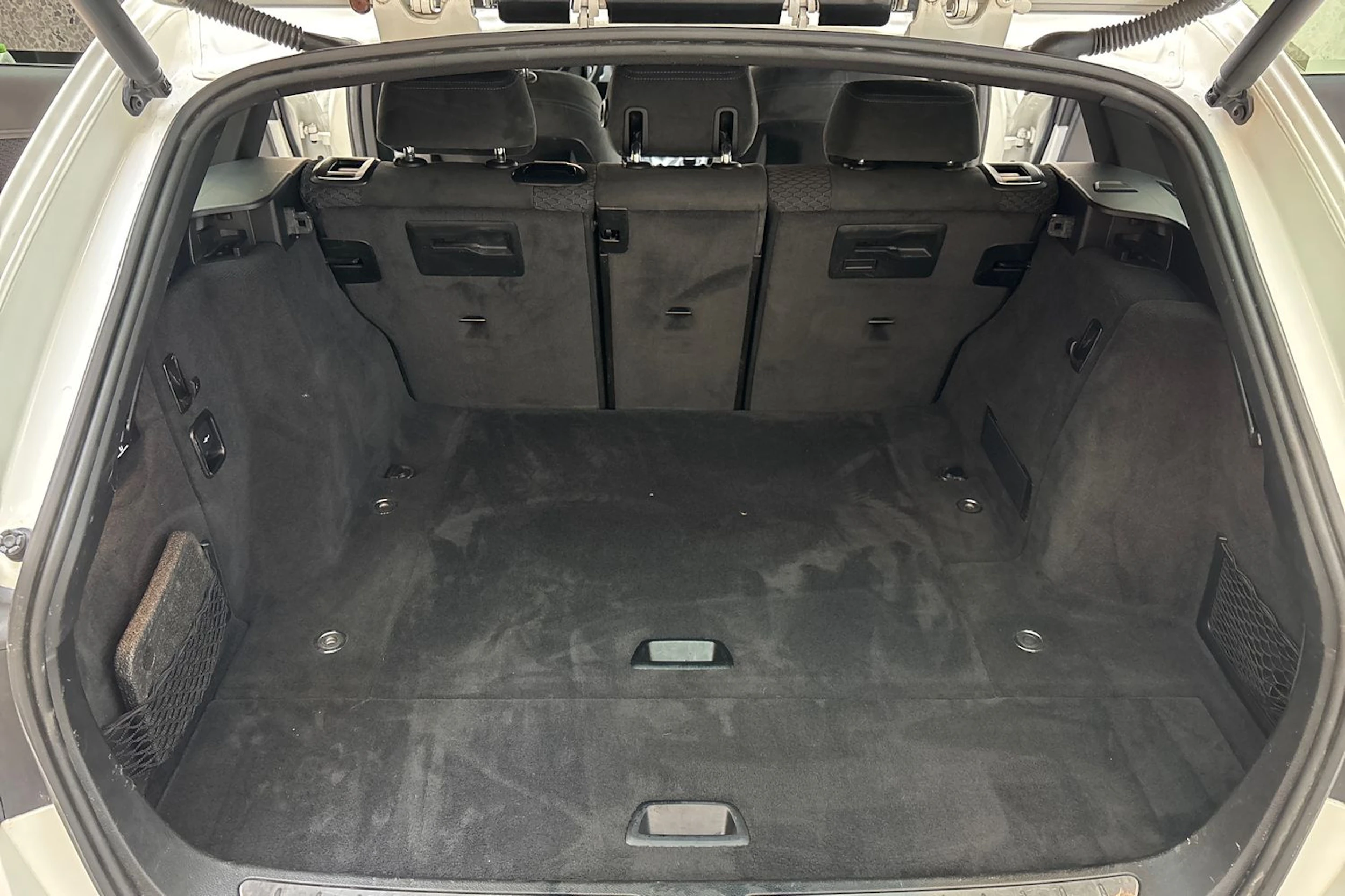 valkoinen BMW 320 2015 kuva 16.