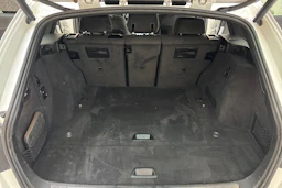 valkoinen BMW 320 2015 kuva 16.