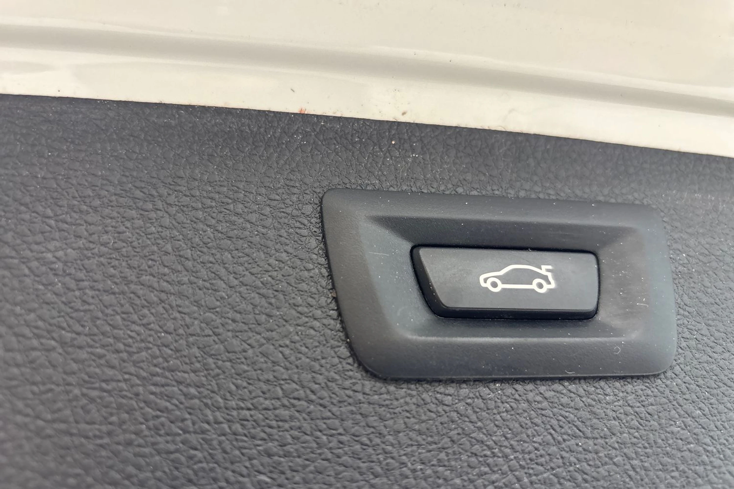 valkoinen BMW 320 2015 kuva 17.