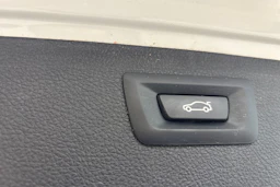 valkoinen BMW 320 2015 kuva 17.