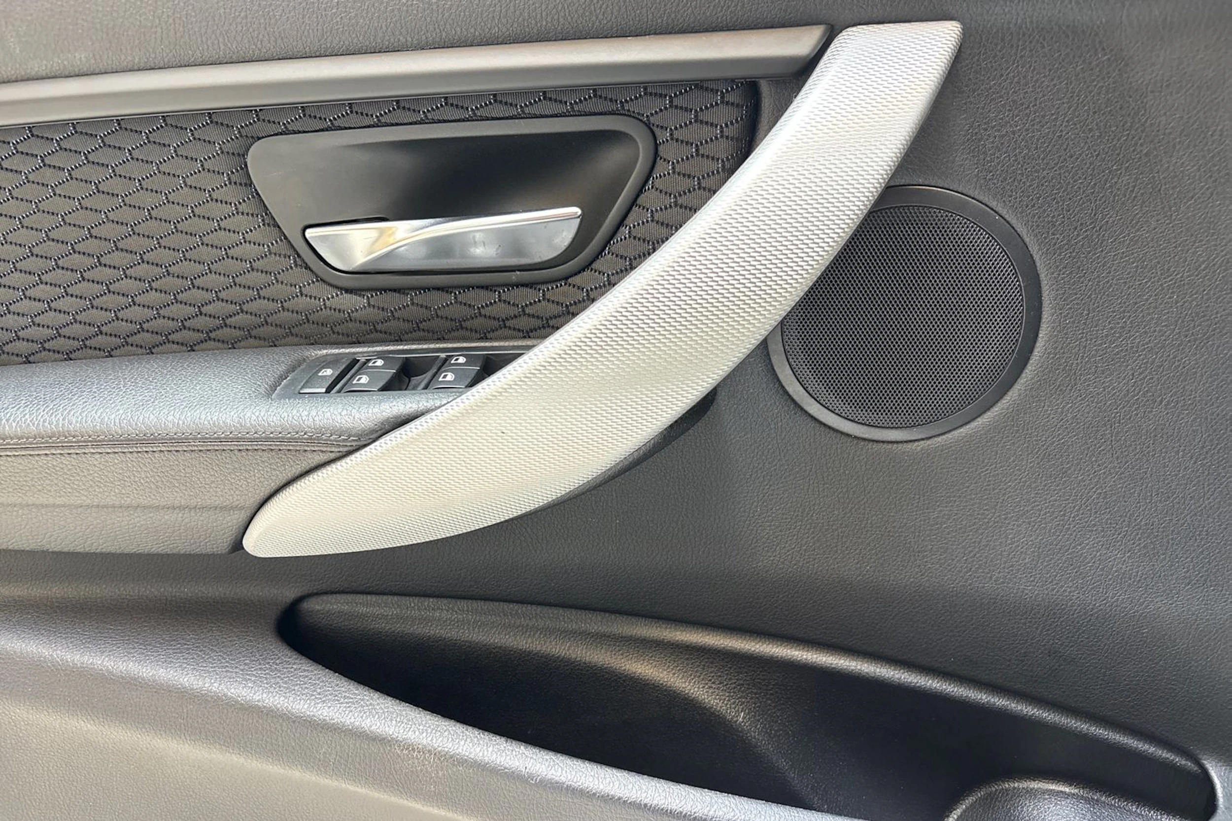 valkoinen BMW 320 2015 kuva 18.