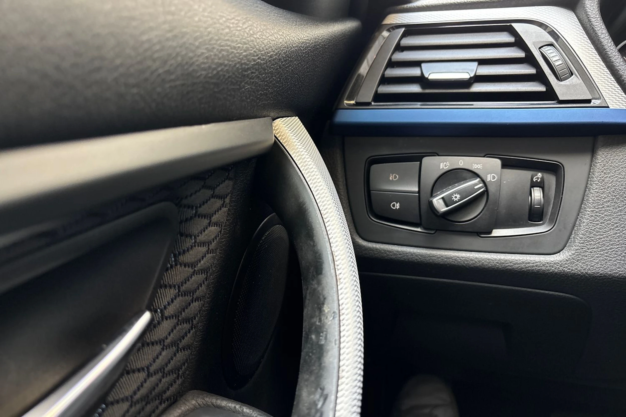 valkoinen BMW 320 2015 kuva 19.