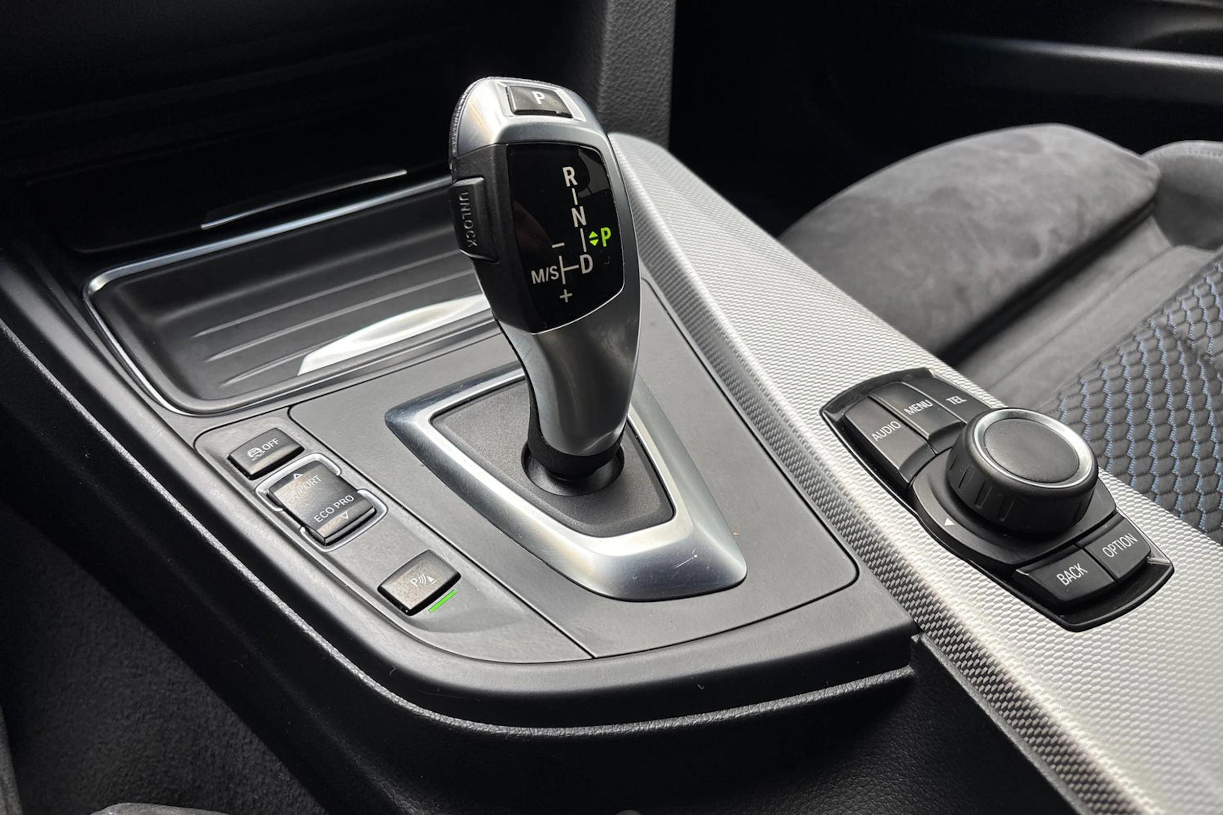 valkoinen BMW 320 2015 kuva 24.