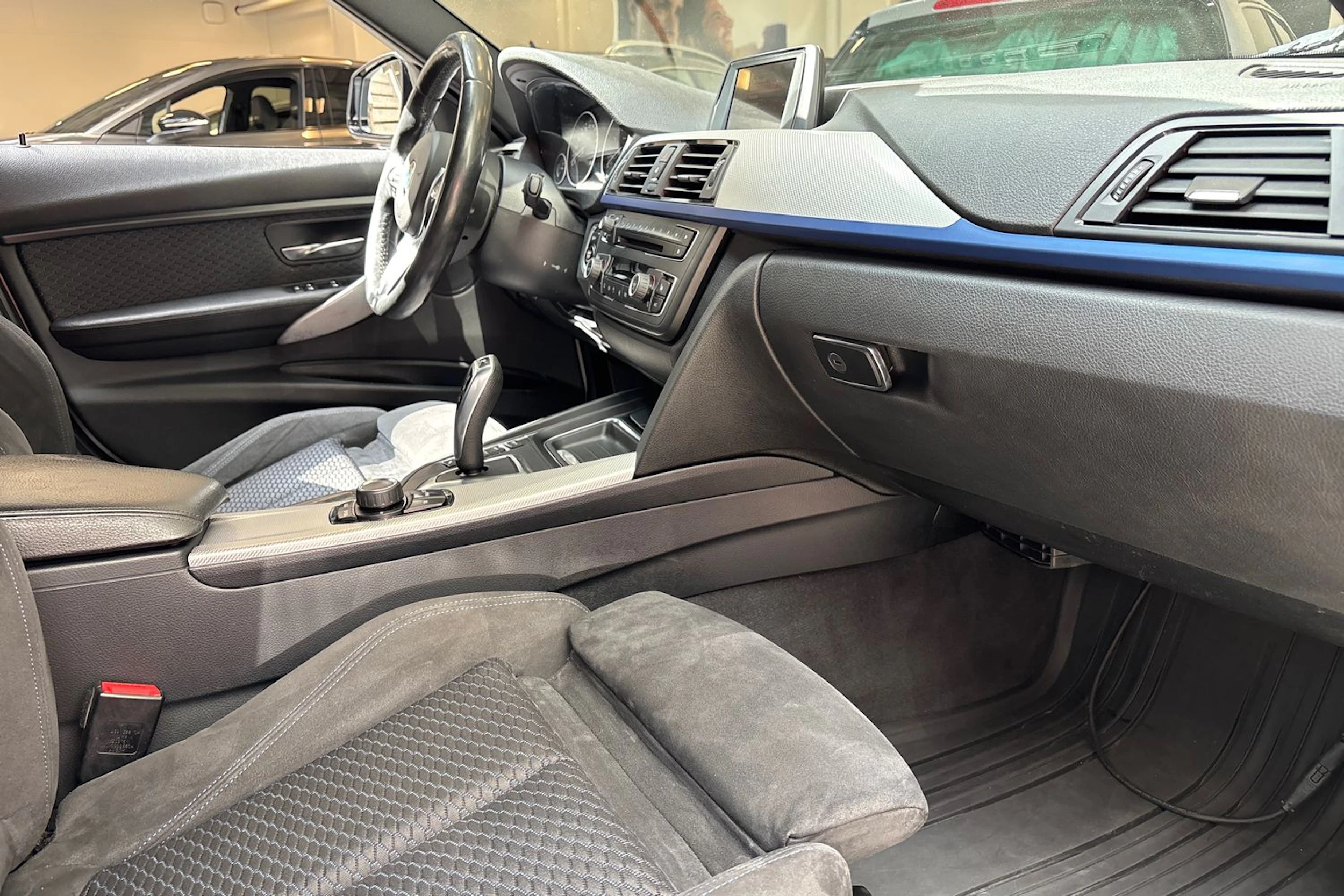 valkoinen BMW 320 2015 kuva 26.