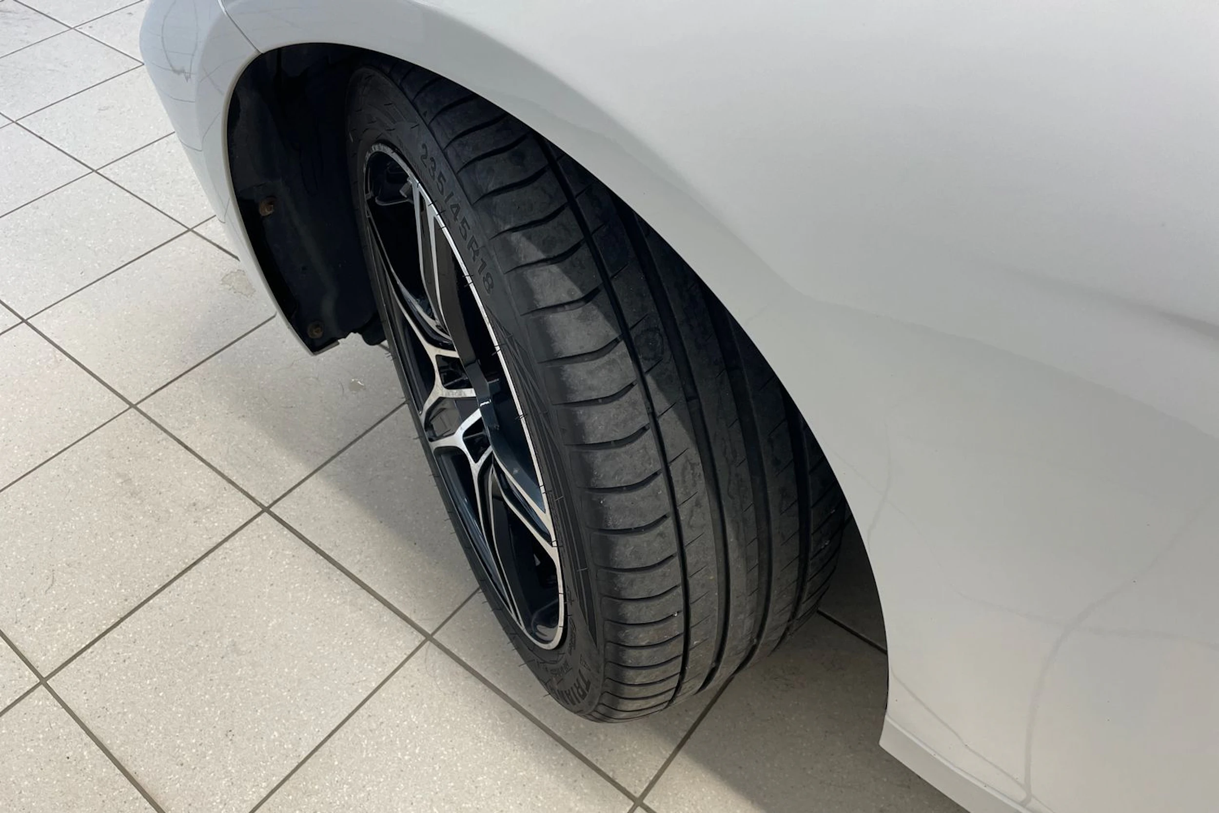 Valkoinen BMW 320 2015 kuva 10.