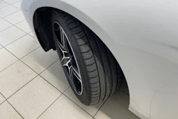 Valkoinen BMW 320 2015 kuva 10.