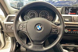 Valkoinen BMW 320 2015 kuva 11.