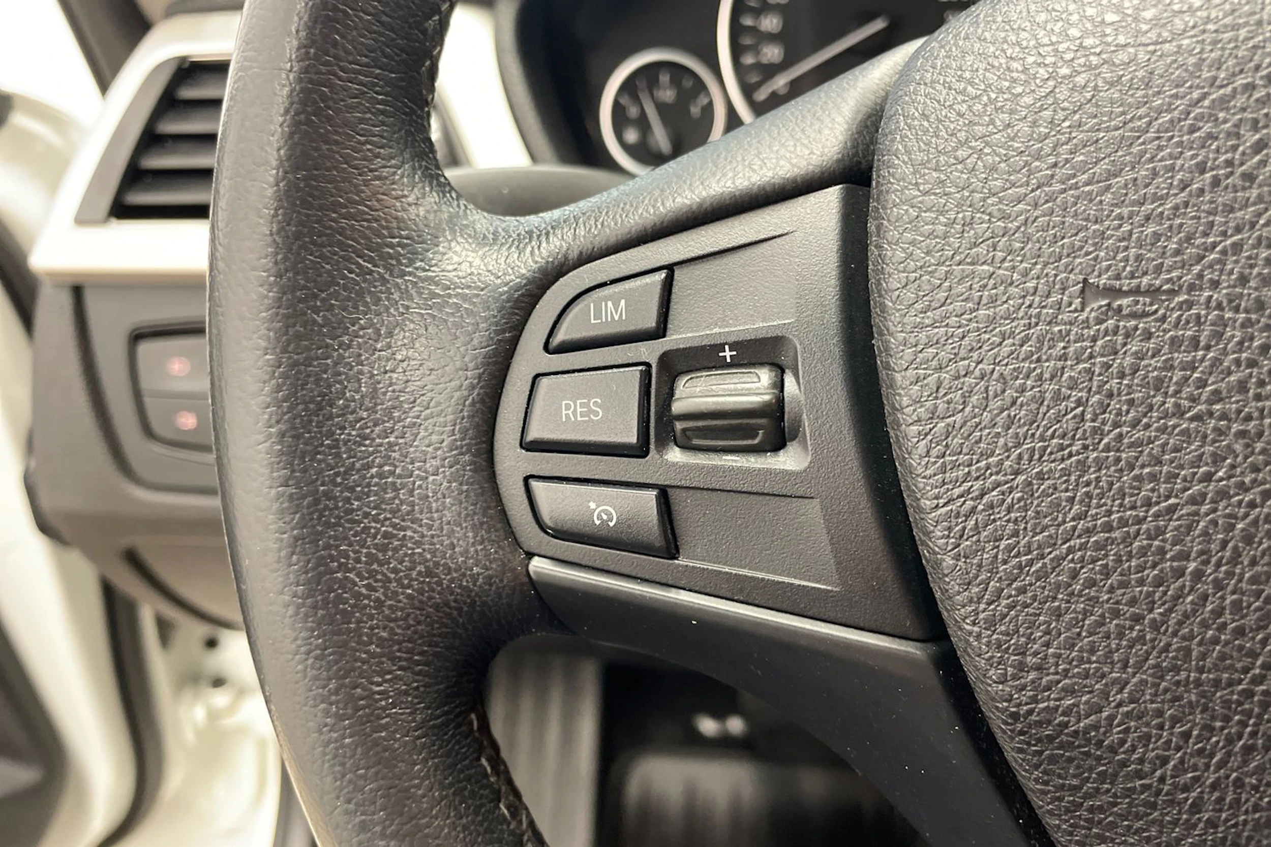 Valkoinen BMW 320 2015 kuva 13.
