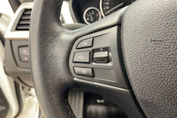 Valkoinen BMW 320 2015 kuva 13.