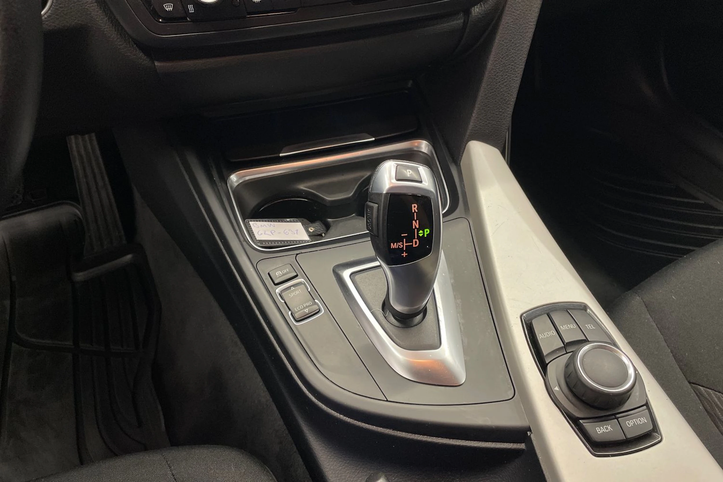 Valkoinen BMW 320 2015 kuva 14.