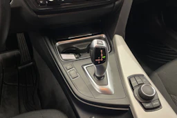 Valkoinen BMW 320 2015 kuva 14.