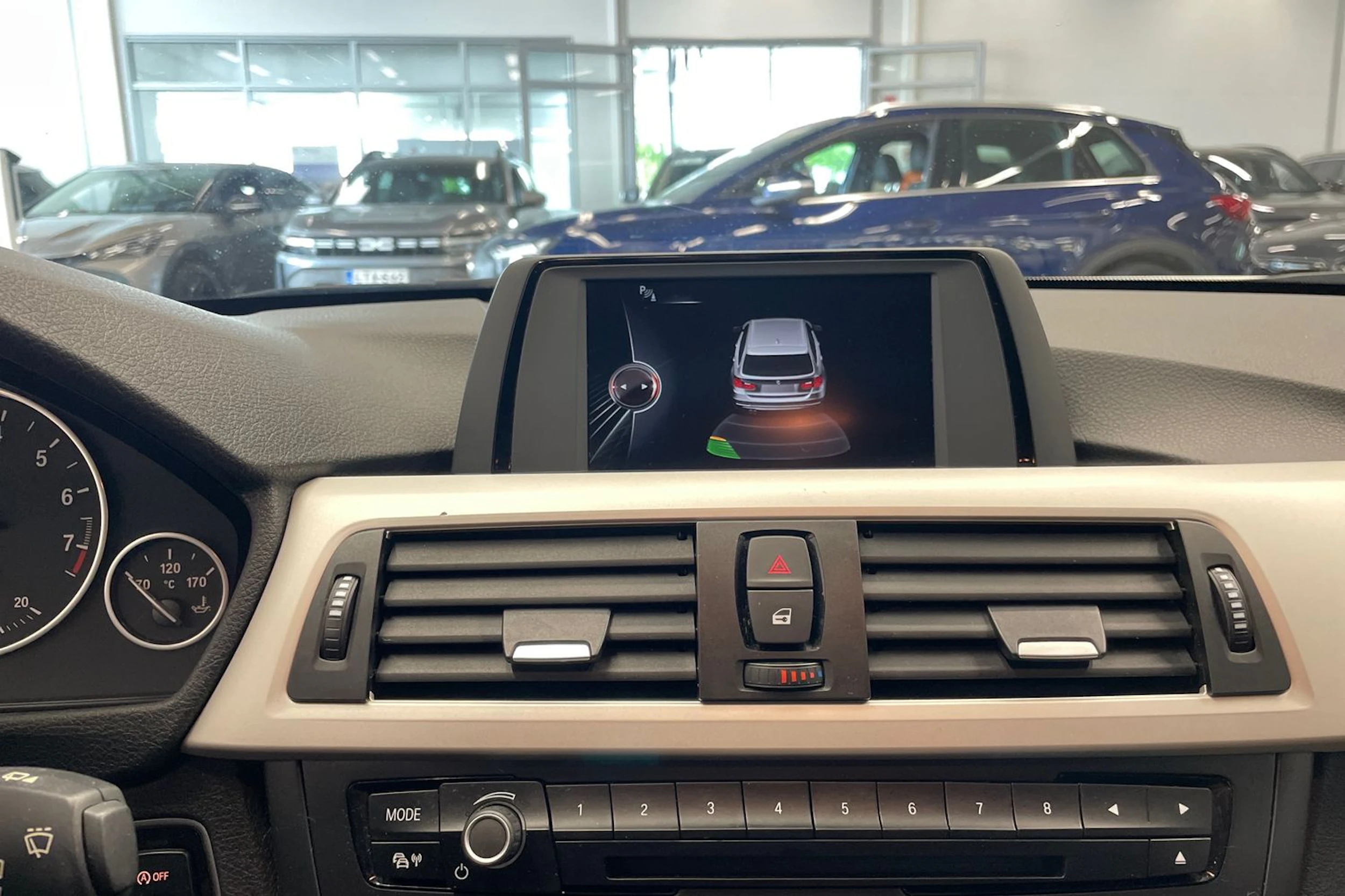 Valkoinen BMW 320 2015 kuva 15.