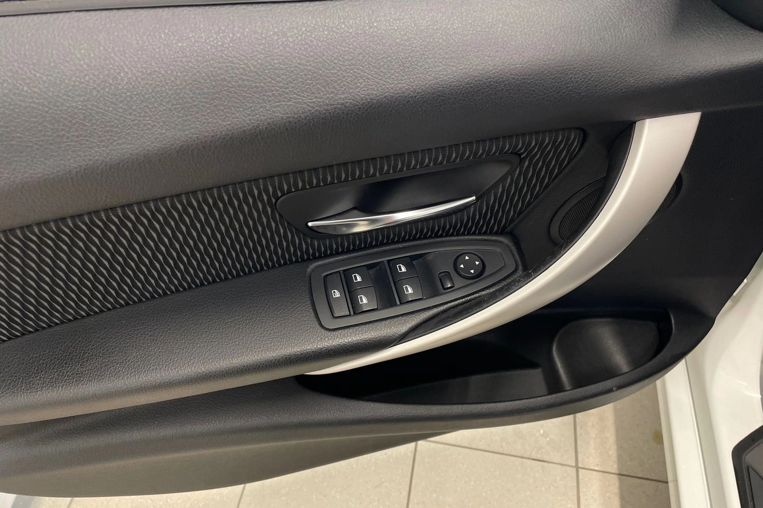 Valkoinen BMW 320 2015 kuva 16.