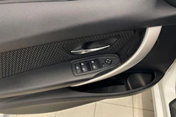 Valkoinen BMW 320 2015 kuva 16.